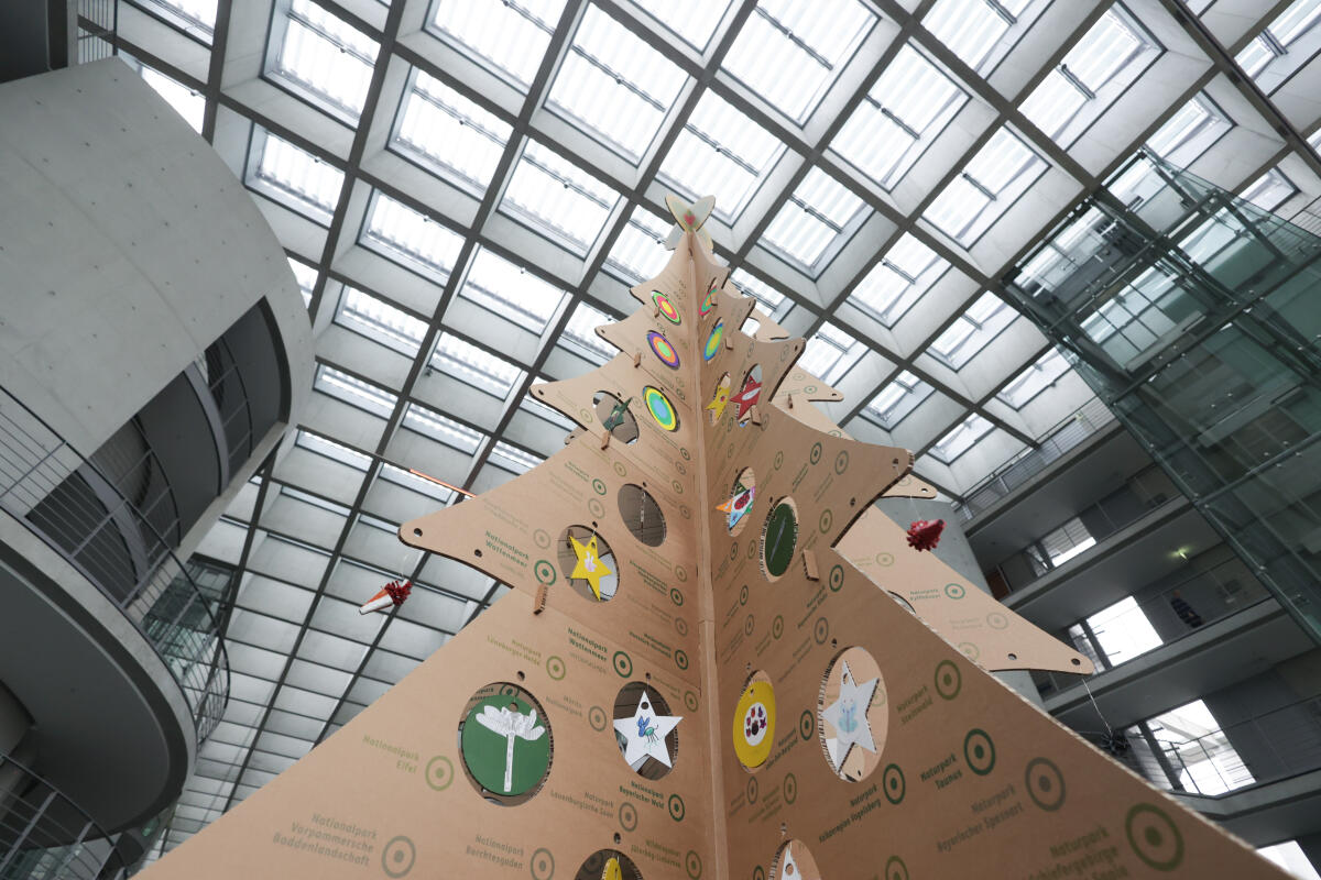  Bundestagsvizepräsidentin Petra Pau, Die Linke., MdB, nimmt den Weihnachtsbaum des Verbandes Deutscher Naturparke e.V. entgegen. 