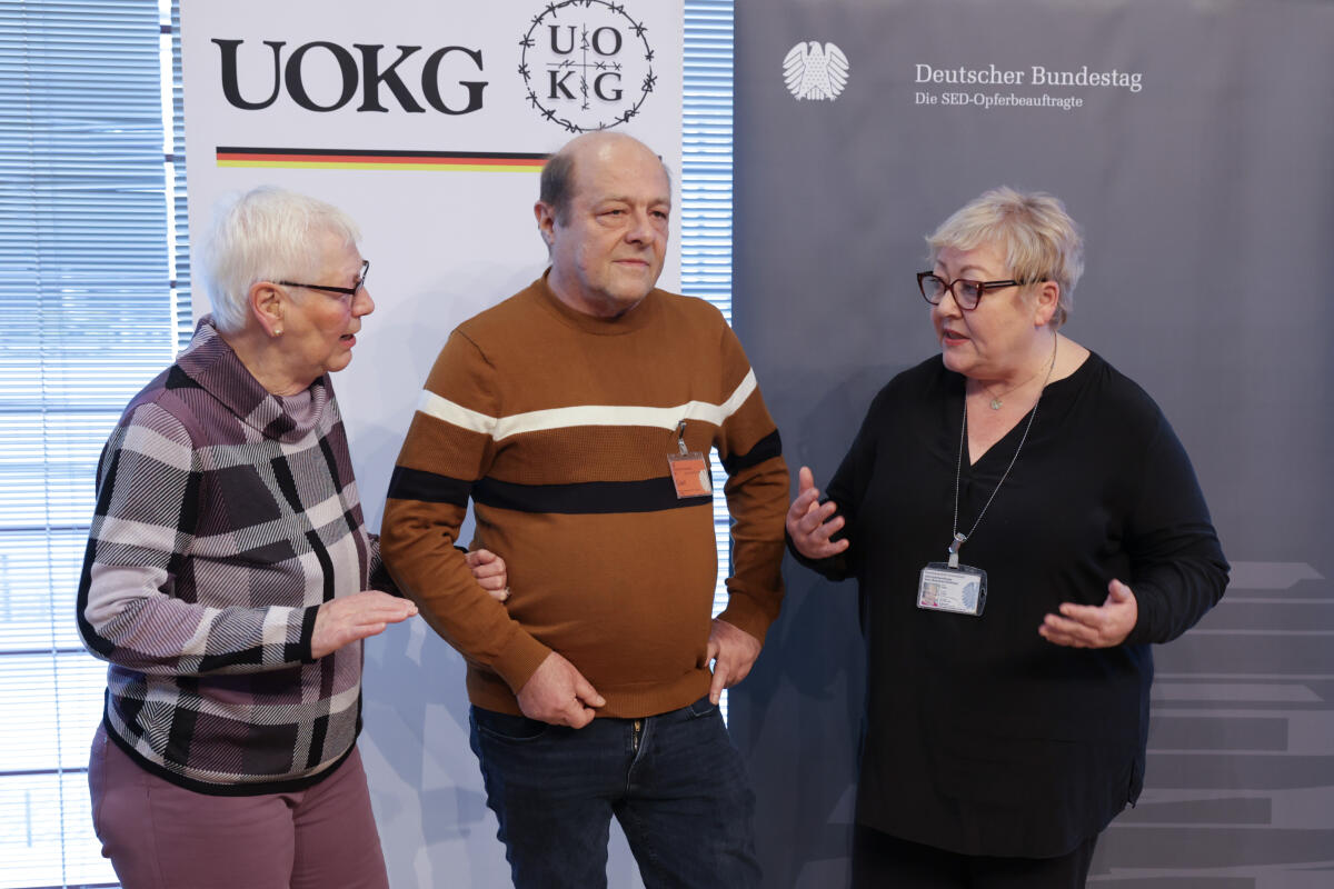 Birgit Krüger (links) und Frank Hermann schildern der SED-Opferbeauftragten Evelyn Zupke (rechts) ihre Erfahrungen als politische Häftlinge in DDR-Gefängnissen. Zupke, Evelyn Birgit Krüger (links) und Frank Hermann schildern der SED-Opferbeauftragten Evelyn Zupke (rechts) ihre Erfahrungen als politische Häftlinge in DDR-Gefängnissen.
