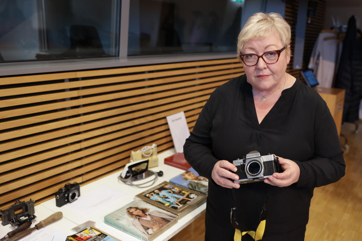 Zupke, Evelyn SED-Opferbeauftragte Evelyn Zupke, in DDR-Gefängnissen mussten politische Häftlinge Gehäuse für Kameras bauen, wie diese.