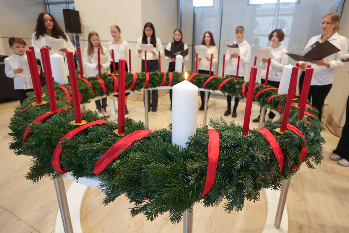 Bundestagsvizepräsidentin Katrin Göring-Eckardt, Bündnis 90/Die Grünen, MdB, nimmt den Adventskranz (Wichernkranz) des Evangelischen Werks für Diakonie und Entwicklung e. V. entgegen. Bundestagsvizepräsidentin Katrin Göring-Eckardt, Bündnis 90/Die Grünen, MdB, nimmt den Adventskranz (Wichernkranz) des Evangelischen Werks für Diakonie und Entwicklung e. V. entgegen.