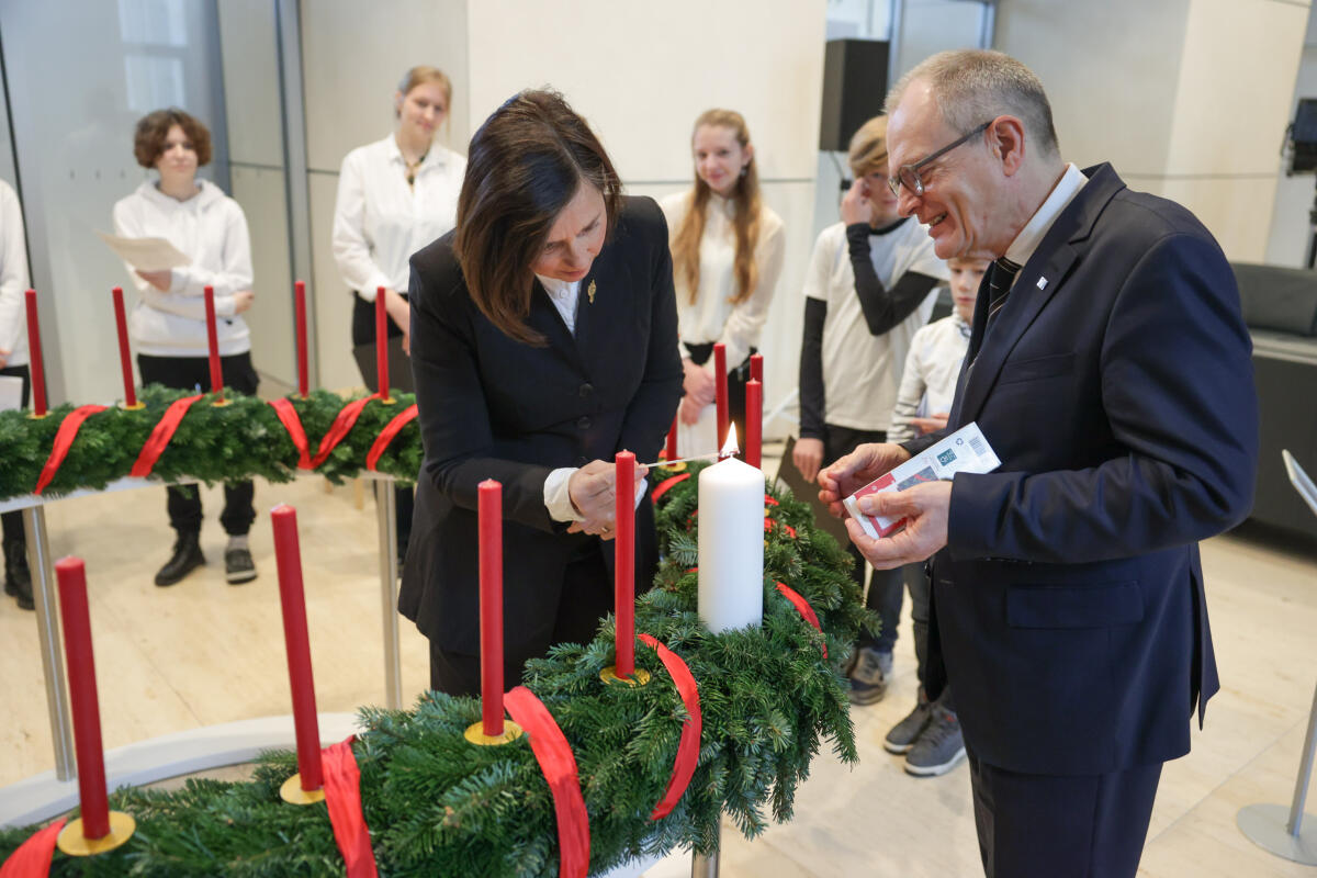 Bundestagsvizepräsidentin Katrin Göring-Eckardt (l), Bündnis 90/Die Grünen, MdB, nimmt den Adventskranz (Wichernkranz) des Evangelischen Werks für Diakonie und Entwicklung e. V. in Anwesenheit des Präsidenten der Diakonie Deutschland, Pfarrer Ulrich Lilie (r), entgegen. Göring-Eckardt, Katrin Bundestagsvizepräsidentin Katrin Göring-Eckardt (l), Bündnis 90/Die Grünen, MdB, nimmt den Adventskranz (Wichernkranz) des Evangelischen Werks für Diakonie und Entwicklung e. V. in Anwesenheit des Präsidenten der Diakonie Deutschland, Pfarrer Ulrich Lilie (r), entgegen.