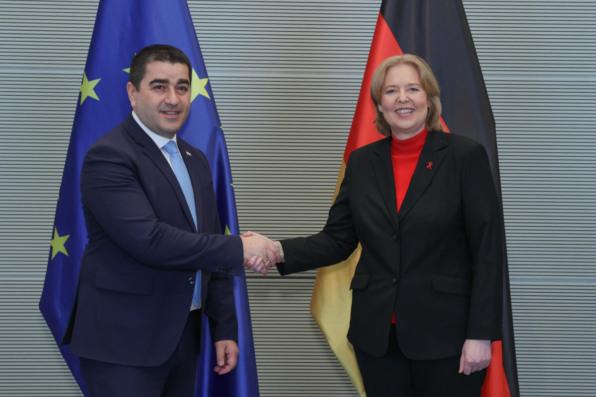 Bundestagspräsidentin Bärbel Bas (r), SPD, MdB, empfängt den Vorsitzenden des georgischen Parlaments, Shalva Papuashvili (l), zu einem Gespräch. Bas, Bärbel Bundestagspräsidentin Bärbel Bas (r), SPD, MdB, empfängt den Vorsitzenden des georgischen Parlaments, Shalva Papuashvili (l), zu einem Gespräch.