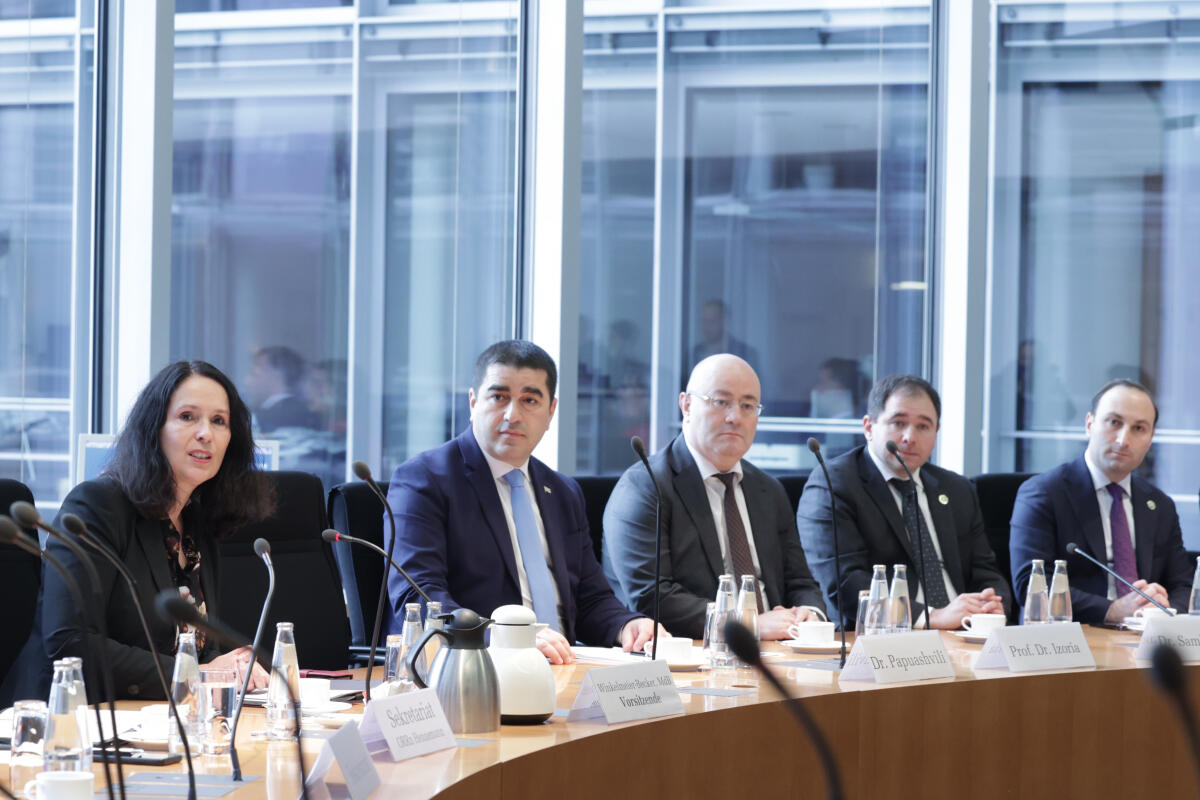 Der Vorsitzende des georgischen Parlaments, Shalva Papuashvili (2vl), zu Gast im Rechtsausschuss unter Leitung der Vorsitzenden Elisabeth Winkelmeier-Becker (l), CDU/CSU, MdB. Winkelmeier-Becker, Elisabeth Der Vorsitzende des georgischen Parlaments, Shalva Papuashvili (2vl), zu Gast im Rechtsausschuss unter Leitung der Vorsitzenden Elisabeth Winkelmeier-Becker (l), CDU/CSU, MdB.