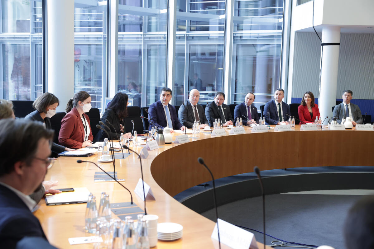 Der Vorsitzende des georgischen Parlaments, Shalva Papuashvili, zu Gast im Rechtsausschuss unter Leitung der Vorsitzenden Elisabeth Winkelmeier-Becker, CDU/CSU, MdB. Blick in den Saal. Der Vorsitzende des georgischen Parlaments, Shalva Papuashvili, zu Gast im Rechtsausschuss unter Leitung der Vorsitzenden Elisabeth Winkelmeier-Becker, CDU/CSU, MdB. Blick in den Saal.