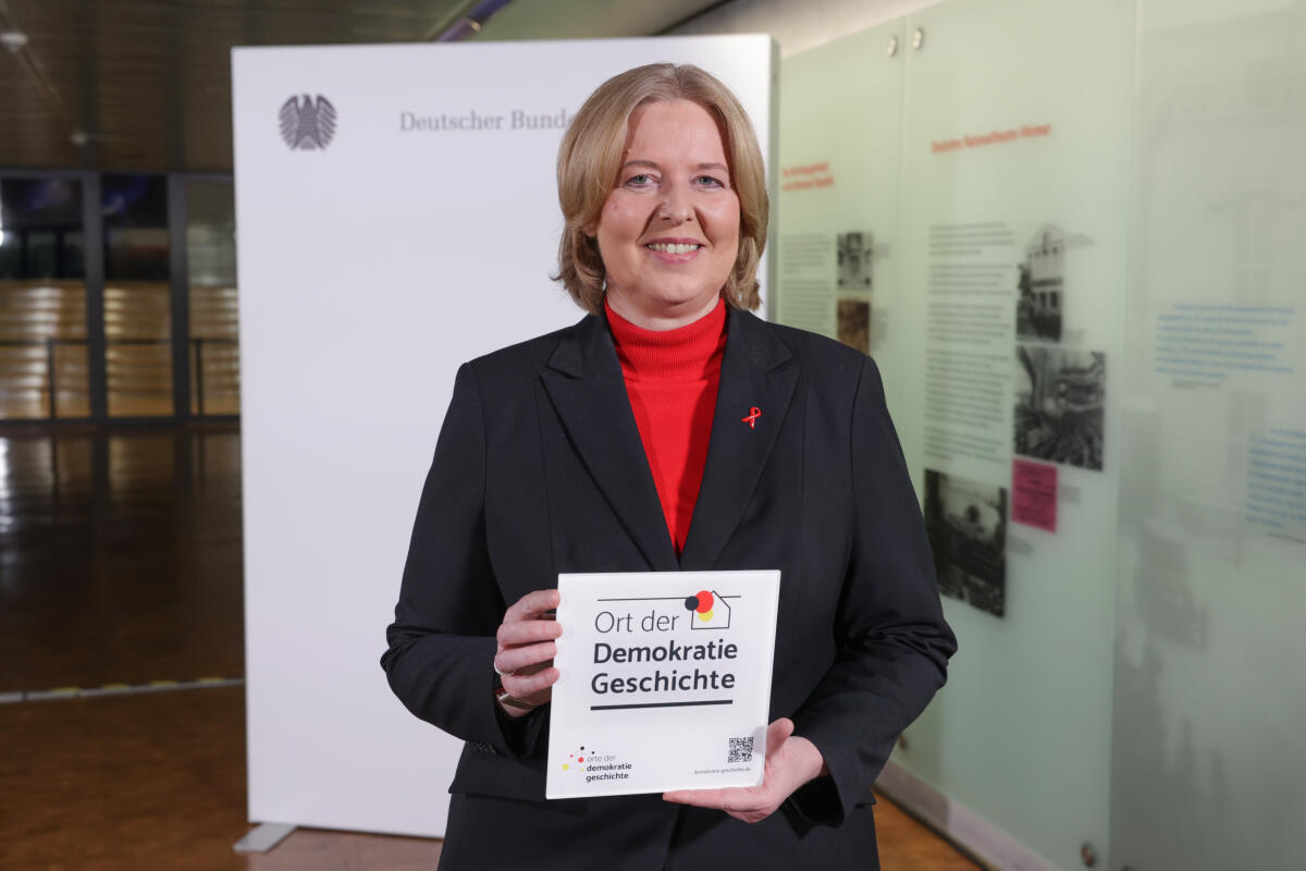 Bundestagspräsidentin Bärbel Bas (im Bild), SPD, MdB, nimmt die Plakette „Orte der Demokratie-Geschichte“ entgegen. Bas, Bärbel Bundestagspräsidentin Bärbel Bas (im Bild), SPD, MdB, nimmt die Plakette „Orte der Demokratie-Geschichte“ entgegen.