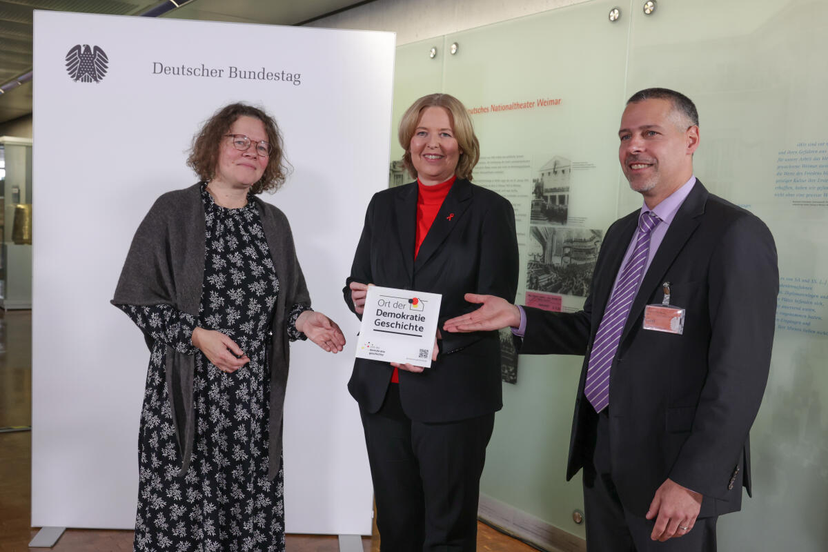 Bundestagspräsidentin Bärbel Bas (m), SPD, MdB, nimmt die Plakette „Orte der Demokratie-Geschichte“ entgegen. Hier mit Dr. Markus Lang (r), Projektleiter "Deutschlandkarte der Demokratie" von der Gesellschaft zur Erforschung der Demokratie-Geschichte e.V. sowie Dr. Susanne Kitschun (l), Leiterin der Gedenkstätte "Friedhof der Märzgefallenen". Bas, Bärbel Bundestagspräsidentin Bärbel Bas (m), SPD, MdB, nimmt die Plakette „Orte der Demokratie-Geschichte“ entgegen. Hier mit Dr. Markus Lang (r), Projektleiter "Deutschlandkarte der Demokratie" von der Gesellschaft zur Erforschung der Demokratie-Geschichte e.V. sowie Dr. Susanne Kitschun (l), Leiterin der Gedenkstätte "Friedhof der Märzgefallenen".