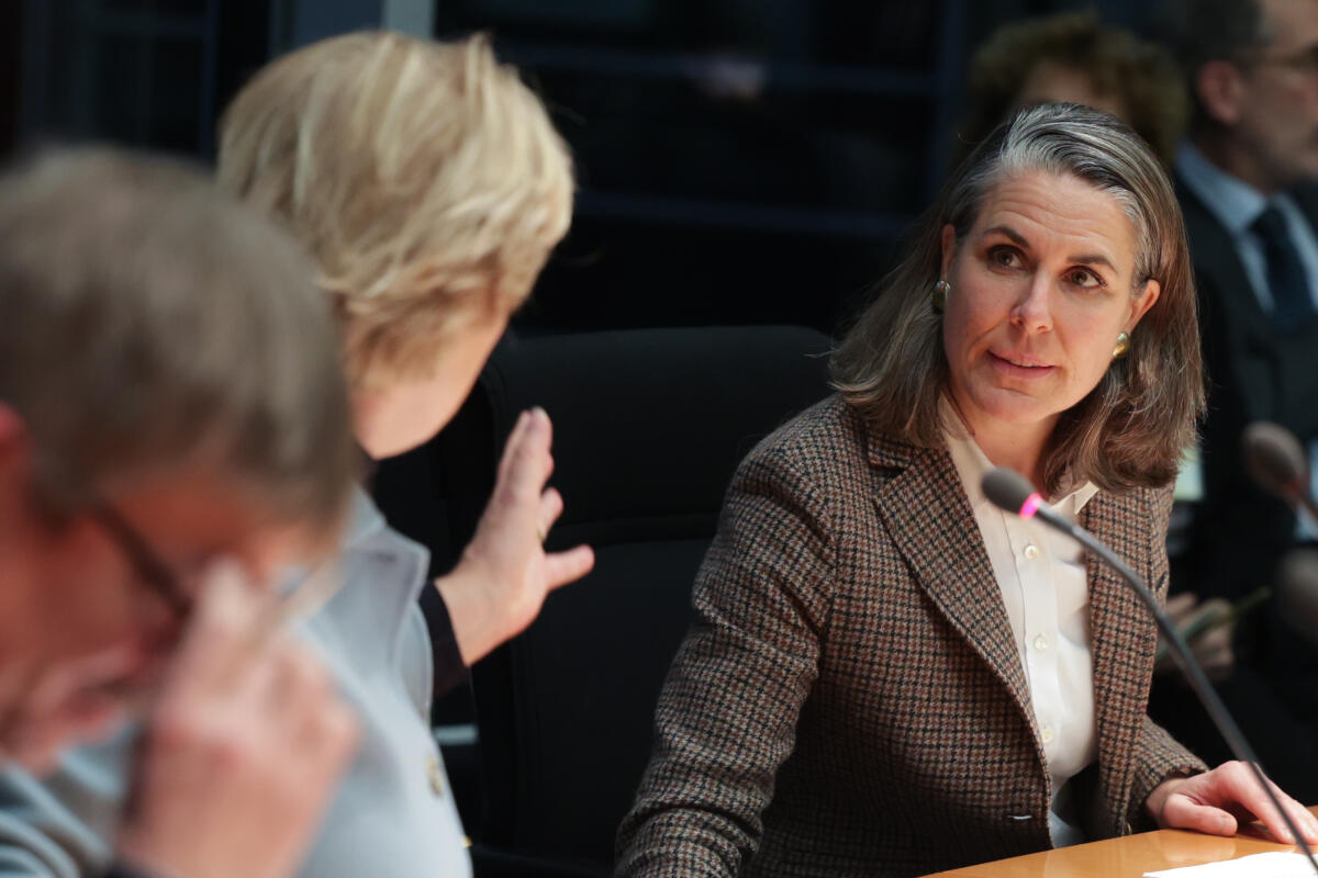 Dr. Astrid Irrgang (r), Geschäftsführerin ad interim des Zentrums für Internationale Friedenseinsätze, zu Gast im Unterausschuss Vereinte Nationen, internationale Organisationen und zivile Krisenprävention unter Leitung der Vorsitzenden Prof. Monika Grütters, CDU/CSU, MdB. Dr. Astrid Irrgang (r), Geschäftsführerin ad interim des Zentrums für Internationale Friedenseinsätze, zu Gast im Unterausschuss Vereinte Nationen, internationale Organisationen und zivile Krisenprävention unter Leitung der Vorsitzenden Prof. Monika Grütters, CDU/CSU, MdB.