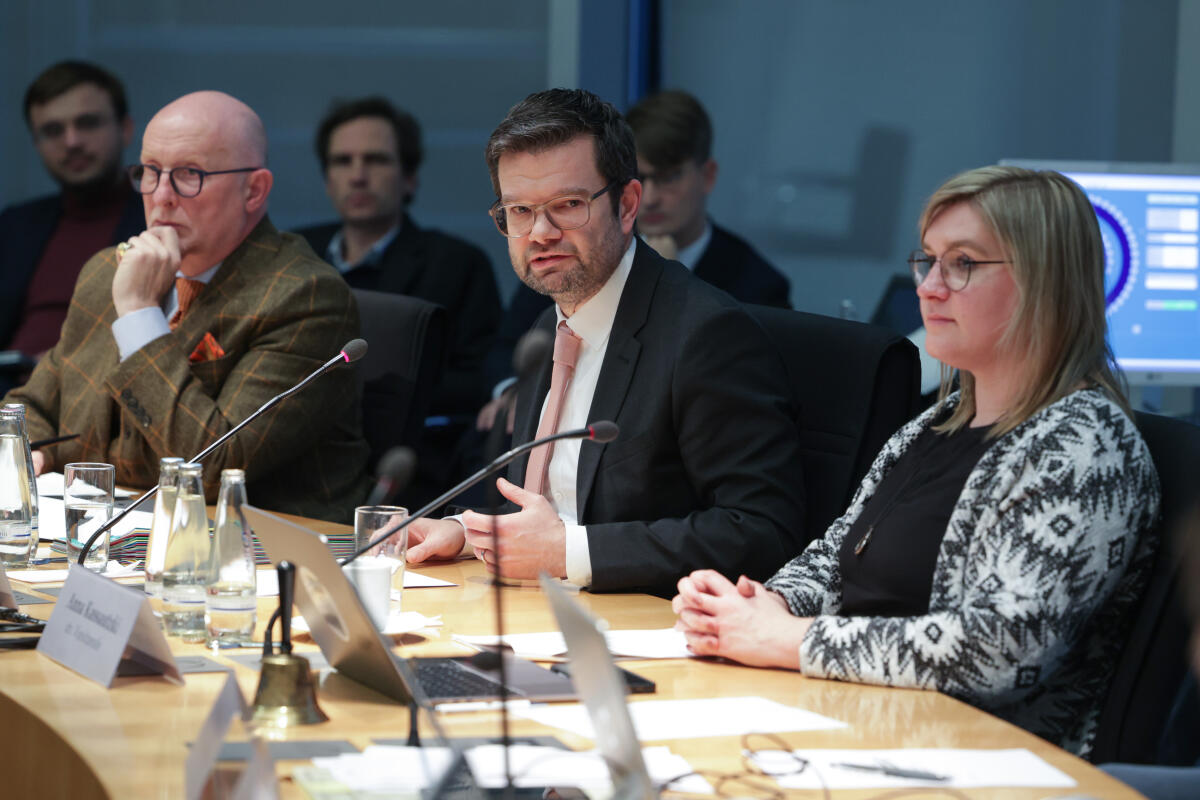 Bundesminister der Justiz, Dr. Marco Buschmann (m), FDP, MdB, zu Gast im Ausschuss für Digitales unter Leitung der stellvertretenden Vorsitzenden Anna Kassautzki (r), SPD, MdB. Buschmann, Marco; Kassautzki, Anna Bundesminister der Justiz, Dr. Marco Buschmann (m), FDP, MdB, zu Gast im Ausschuss für Digitales unter Leitung der stellvertretenden Vorsitzenden Anna Kassautzki (r), SPD, MdB.