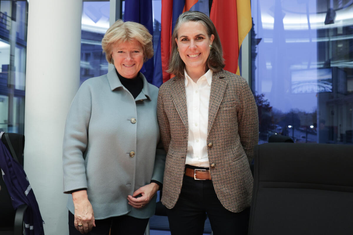 Dr. Astrid Irrgang (r), Geschäftsführerin ad interim des Zentrums für Internationale Friedenseinsätze, zu Gast im Unterausschuss Vereinte Nationen, internationale Organisationen und zivile Krisenprävention unter Leitung der Vorsitzenden Prof. Monika Grütters (l), CDU/CSU, MdB. Grütters, Monika Dr. Astrid Irrgang (r), Geschäftsführerin ad interim des Zentrums für Internationale Friedenseinsätze, zu Gast im Unterausschuss Vereinte Nationen, internationale Organisationen und zivile Krisenprävention unter Leitung der Vorsitzenden Prof. Monika Grütters (l), CDU/CSU, MdB.
