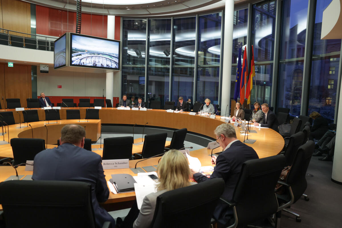 Dr. Astrid Irrgang, Geschäftsführerin ad interim des Zentrums für Internationale Friedenseinsätze, zu Gast im Unterausschuss Vereinte Nationen, internationale Organisationen und zivile Krisenprävention. Blick in den Saal. Dr. Astrid Irrgang, Geschäftsführerin ad interim des Zentrums für Internationale Friedenseinsätze, zu Gast im Unterausschuss Vereinte Nationen, internationale Organisationen und zivile Krisenprävention. Blick in den Saal.