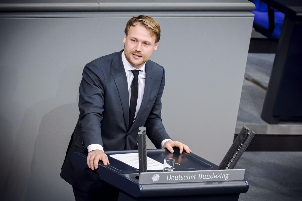 Lenard Oehl, SPD, MdB, hält eine Rede zum ZP 3 „Erbschaftsteuer“ im Plenum. Oehl, Lenard Lenard Oehl, SPD, MdB, hält eine Rede zum ZP 3 „Erbschaftsteuer“ im Plenum.