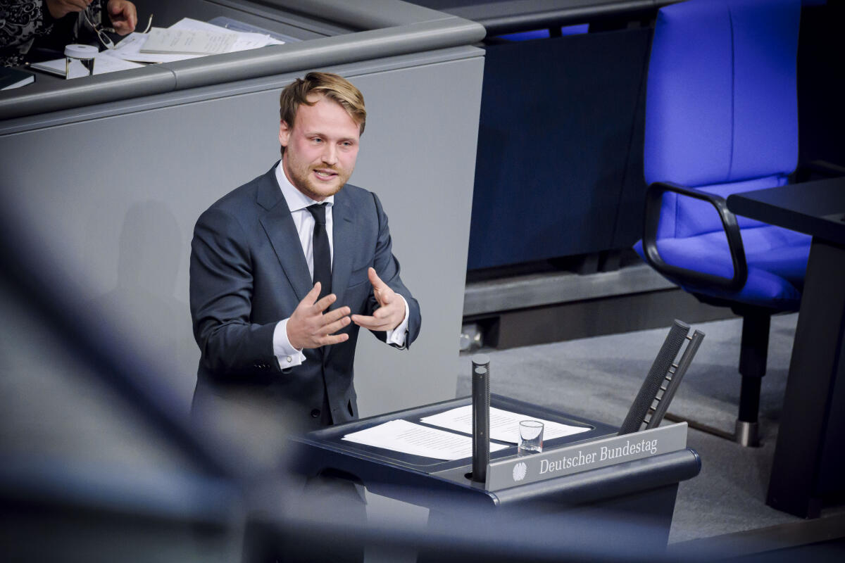 Lenard Oehl, SPD, MdB, hält eine Rede zum ZP 3 „Erbschaftsteuer“ im Plenum. Oehl, Lenard Lenard Oehl, SPD, MdB, hält eine Rede zum ZP 3 „Erbschaftsteuer“ im Plenum.