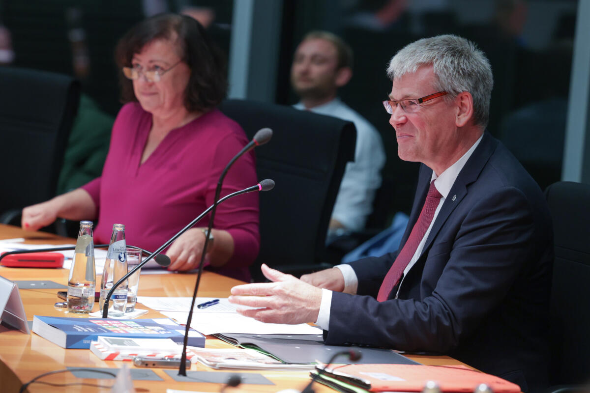 Die parlamentarische Staatssekretärin bei der Bundesministerin für wirtschaftliche Zusammenarbeit und Entwicklung Dr. Bärbel Kofler (l), SPD, MdB, zu Gast im Parlamentarischen Beirat für nachhaltige Entwicklung zur Nachbereitung des High-level Political Forum on Sustainable Development in New York unter Leitung des Vorsitzenden Helmut Kleebank (r), SPD, MdB. Kofler, Bärbel; Kleebank, Helmut Die parlamentarische Staatssekretärin bei der Bundesministerin für wirtschaftliche Zusammenarbeit und Entwicklung Dr. Bärbel Kofler (l), SPD, MdB, zu Gast im Parlamentarischen Beirat für nachhaltige Entwicklung zur Nachbereitung des High-level Political Forum on Sustainable Development in New York unter Leitung des Vorsitzenden Helmut Kleebank (r), SPD, MdB.