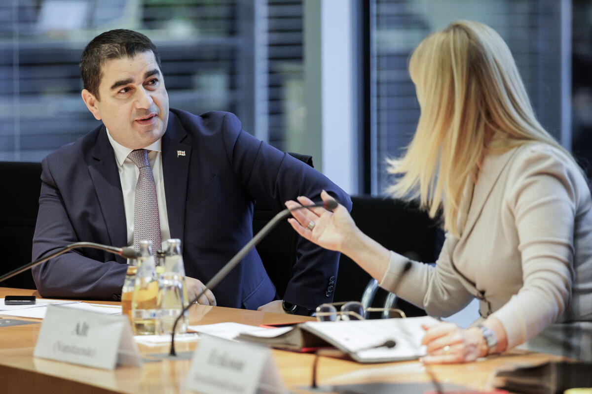 Der Präsident des Parlaments von Georgien, Shalva Papuashvili (l), zu Gast im Ausschuss für Menschenrechte und humanitäre Hilfe unter Leitung der Vorsitzenden Renata Alt, FDP, MdB. Der Präsident des Parlaments von Georgien, Shalva Papuashvili (l), zu Gast im Ausschuss für Menschenrechte und humanitäre Hilfe unter Leitung der Vorsitzenden Renata Alt, FDP, MdB.