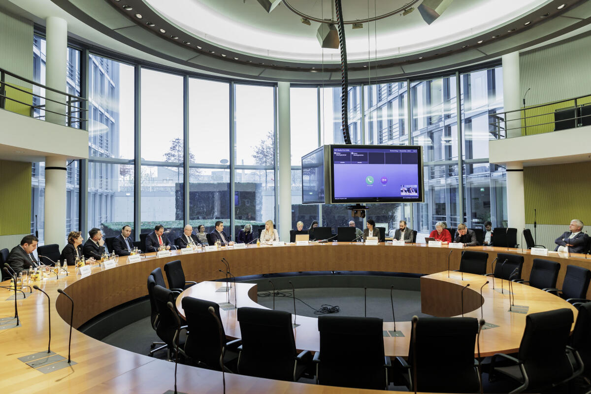 Der Präsident des Parlaments von Georgien, Shalva Papuashvili, zu Gast im Ausschuss für Menschenrechte und humanitäre Hilfe. Blick in den Saal. Der Präsident des Parlaments von Georgien, Shalva Papuashvili, zu Gast im Ausschuss für Menschenrechte und humanitäre Hilfe. Blick in den Saal.