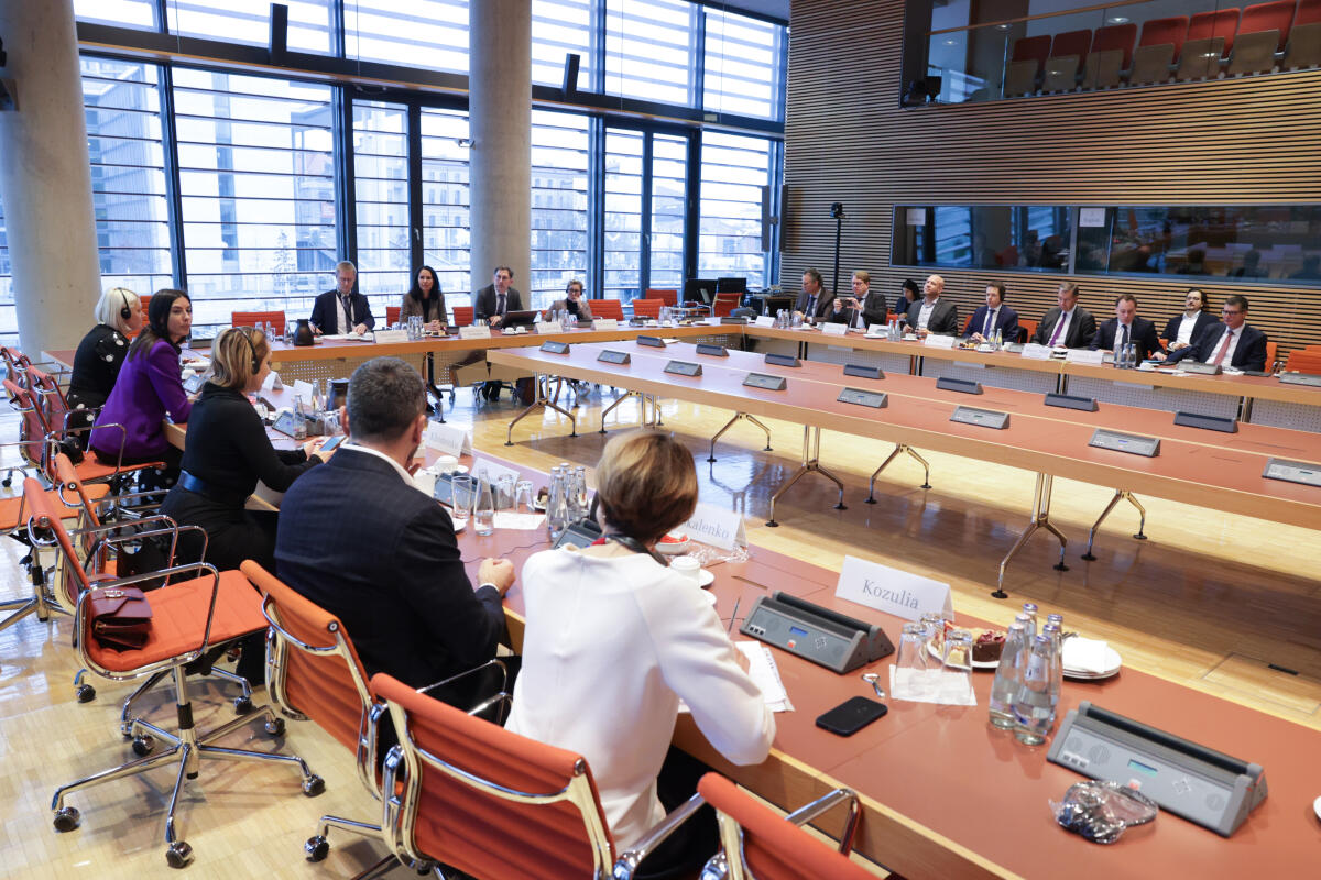 Eine parlamentarische Delegation aus der Ukraine zu Gast im Rechtsausschuss. Blick in den Saal. Eine parlamentarische Delegation aus der Ukraine zu Gast im Rechtsausschuss. Blick in den Saal.