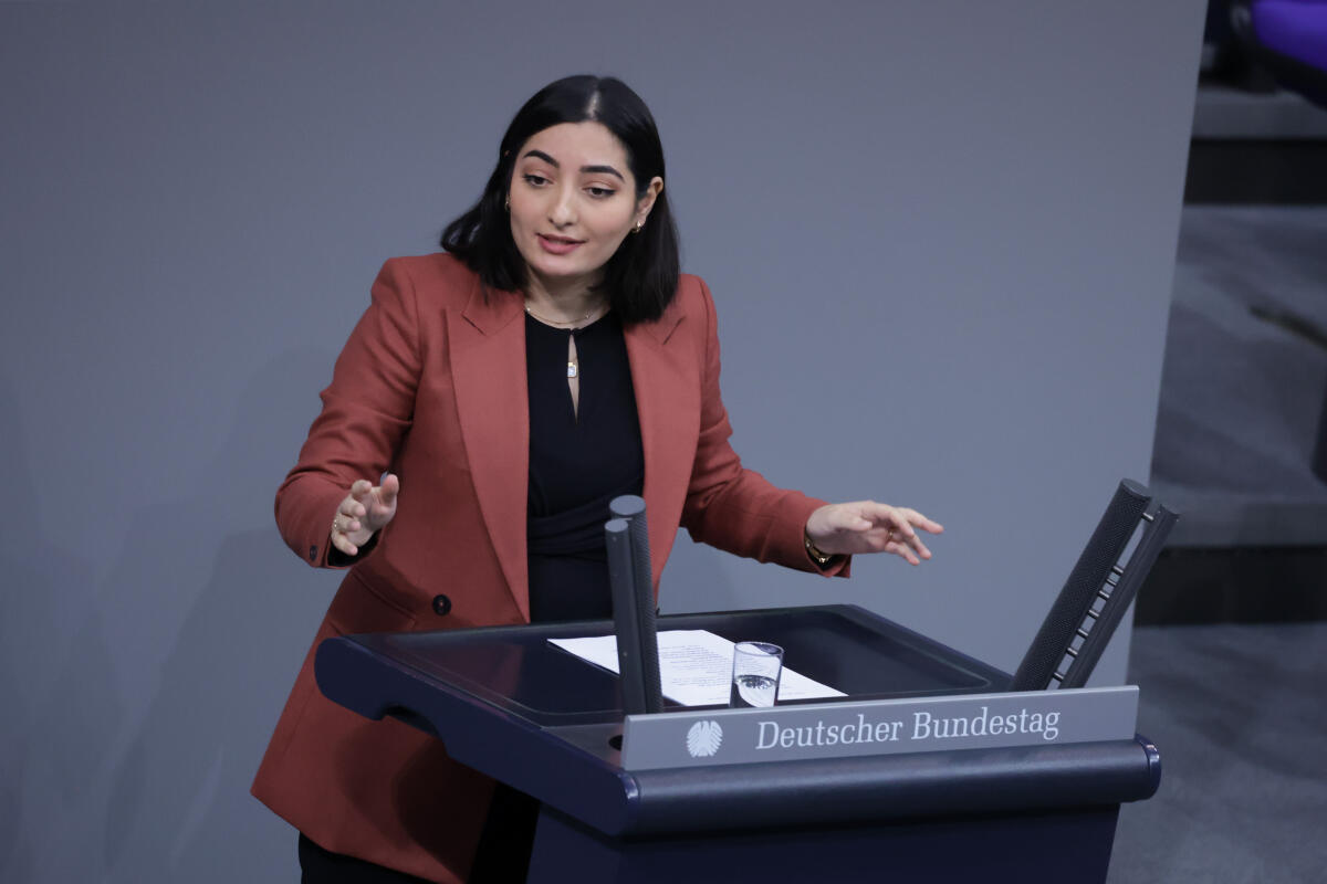 Reem Alabali-Radovan, SPD, MdB, hält Rede zu ZP 4 „Aktuelle Stunde – Pläne der Bundesregierung zur schnelleren Einbürgerung“ im Plenum. Alabali-Radovan, Reem Reem Alabali-Radovan, SPD, MdB, hält Rede zu ZP 4 „Aktuelle Stunde – Pläne der Bundesregierung zur schnelleren Einbürgerung“ im Plenum.