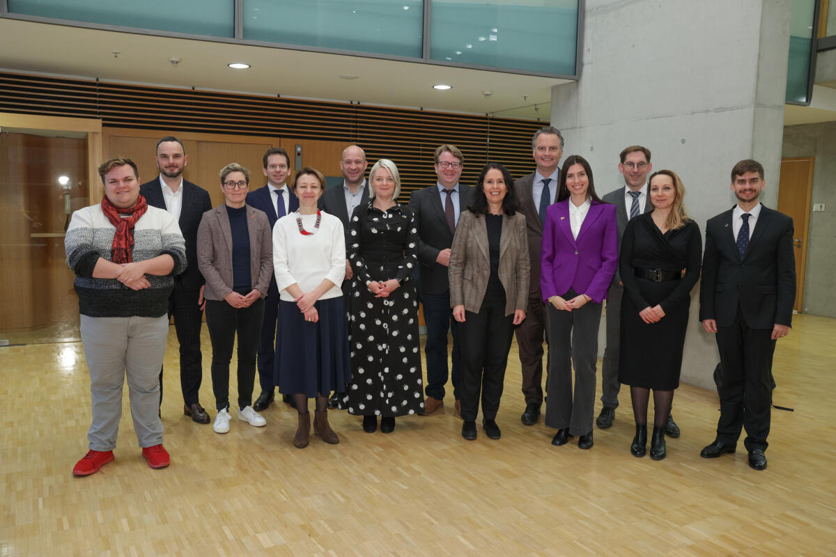 Eine parlamentarische Delegation aus der Ukraine zu Gast im Rechtsausschuss. Gruppenfoto. Winkelmeier-Becker, Elisabeth; Lieb, Thorsten; Jung, Ingmar; Müller, Carsten; Hennig-Wellsow, Susanne; Plobner, Jan; Krings, Günter; Plum, Martin Eine parlamentarische Delegation aus der Ukraine zu Gast im Rechtsausschuss. Gruppenfoto.