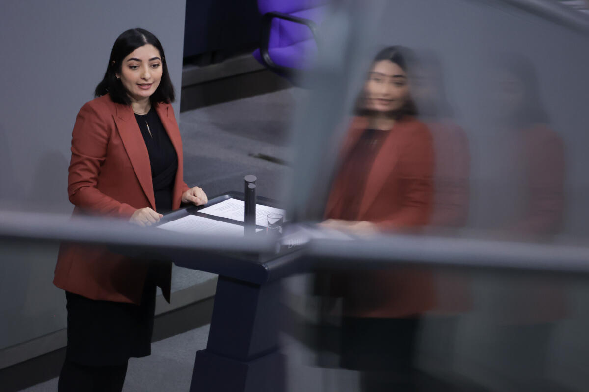 Reem Alabali-Radovan, SPD, MdB, hält Rede zu ZP 4 „Aktuelle Stunde – Pläne der Bundesregierung zur schnelleren Einbürgerung“ im Plenum. Alabali-Radovan, Reem Reem Alabali-Radovan, SPD, MdB, hält Rede zu ZP 4 „Aktuelle Stunde – Pläne der Bundesregierung zur schnelleren Einbürgerung“ im Plenum.