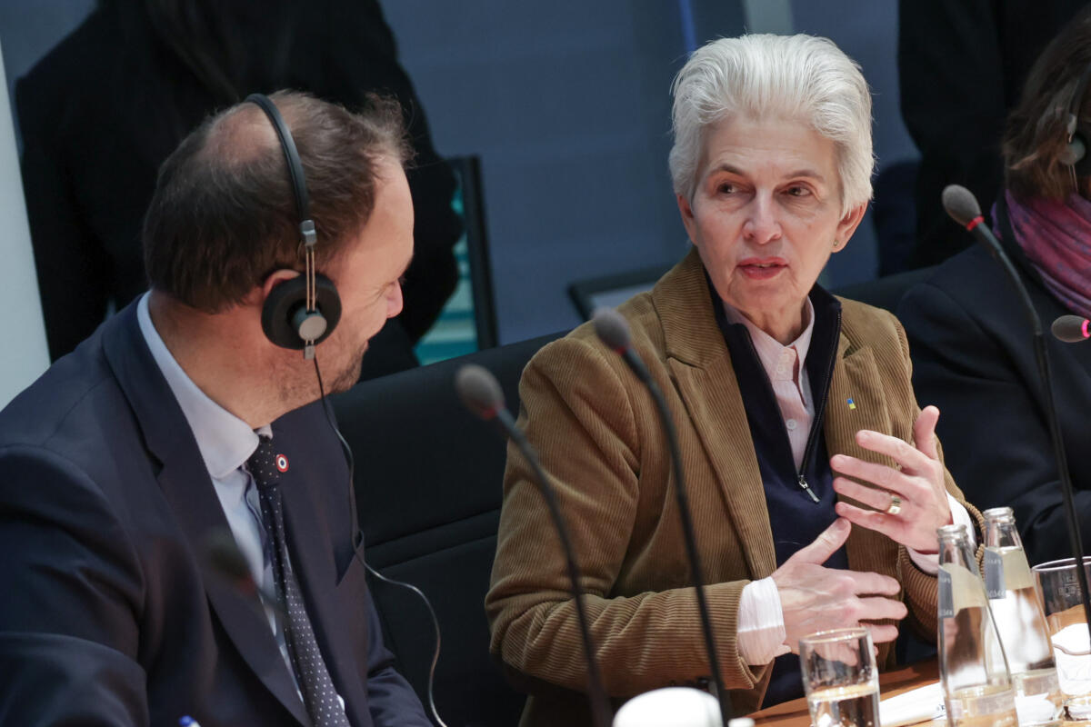 Thomas Gassilloud (l), Vorsitzender des Ausschusses für nationale Verteidigung und Streitkräfte, und weitere Mitglieder des französischen Ausschusses für nationale Verteidigung und Streitkräfte zu Gast im Verteidigungsausschuss unter Leitung der Vorsitzenden Dr. Marie-Agnes Strack-Zimmermann (r), FDP, MdB. Strack-Zimmermann, Marie-Agnes Thomas Gassilloud (l), Vorsitzender des Ausschusses für nationale Verteidigung und Streitkräfte, und weitere Mitglieder des französischen Ausschusses für nationale Verteidigung und Streitkräfte zu Gast im Verteidigungsausschuss unter Leitung der Vorsitzenden Dr. Marie-Agnes Strack-Zimmermann (r), FDP, MdB.