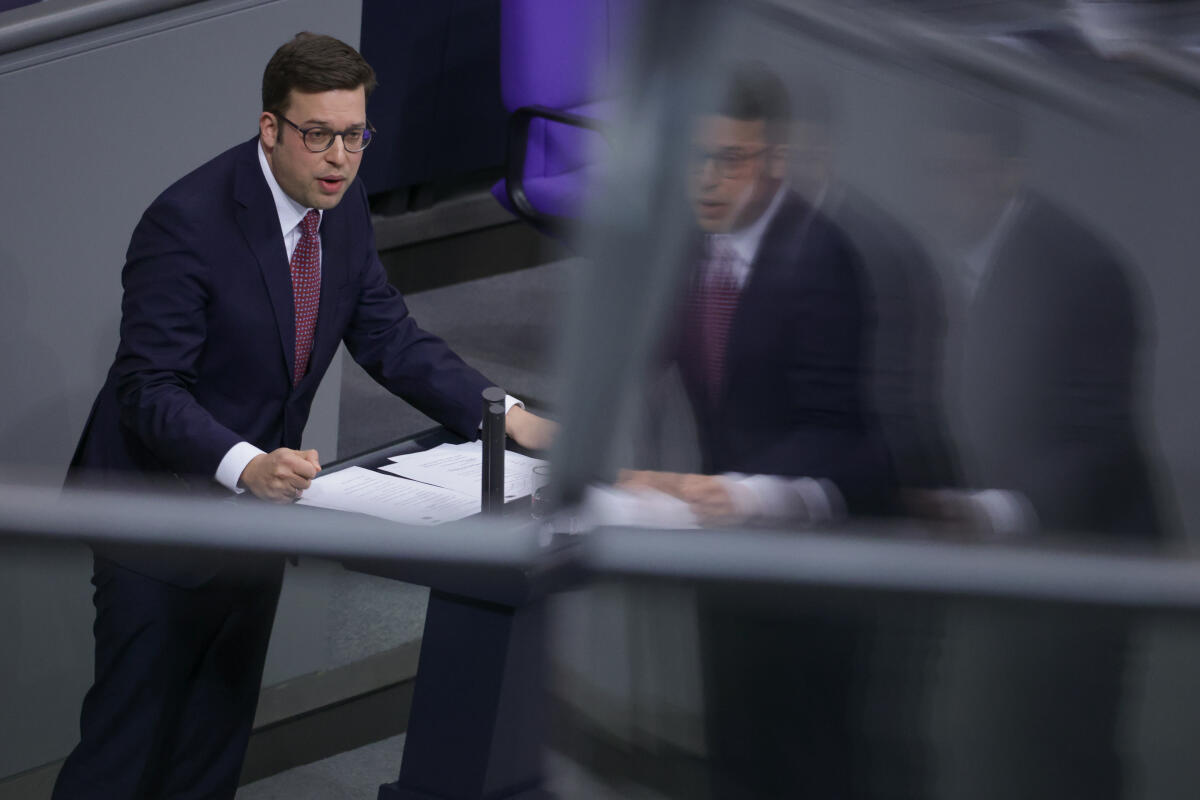 Florian Müller, CDU/CSU, MdB, hält eine Rede zu TOP 30 „Planungs- und Genehmigungsverfahren an Brücken und Fernstraßen“ im Plenum. Müller, Florian Florian Müller, CDU/CSU, MdB, hält eine Rede zu TOP 30 „Planungs- und Genehmigungsverfahren an Brücken und Fernstraßen“ im Plenum.