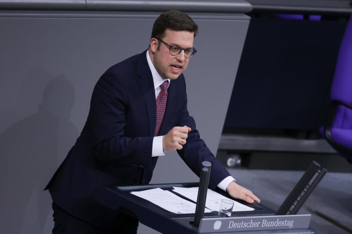Florian Müller, CDU/CSU, MdB, hält eine Rede zu TOP 30 „Planungs- und Genehmigungsverfahren an Brücken und Fernstraßen“ im Plenum. Müller, Florian Florian Müller, CDU/CSU, MdB, hält eine Rede zu TOP 30 „Planungs- und Genehmigungsverfahren an Brücken und Fernstraßen“ im Plenum.
