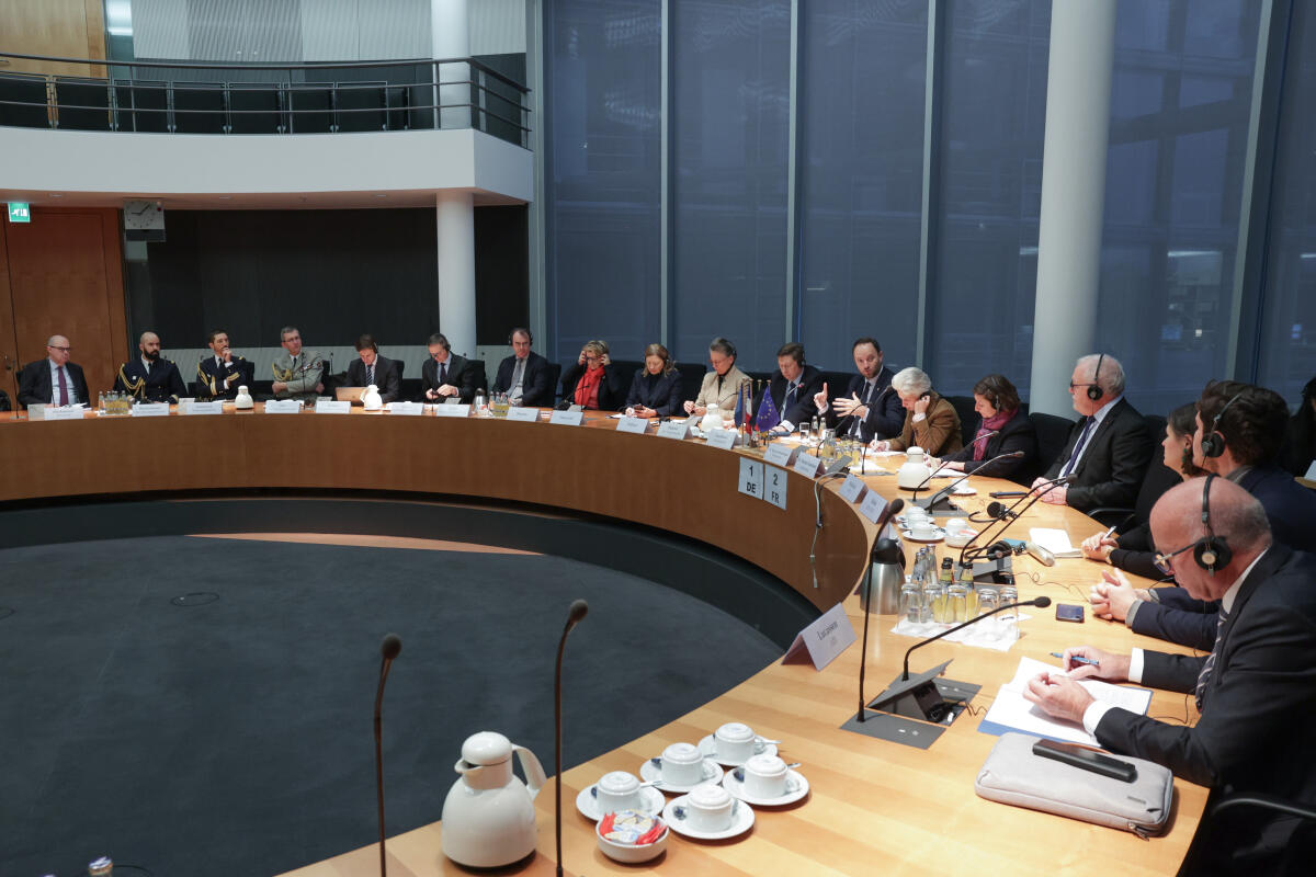 Mitglieder des französischen Ausschusses für nationale Verteidigung und Streitkräfte zu Gast im Verteidigungsausschuss. Blick in den Saal. Mitglieder des französischen Ausschusses für nationale Verteidigung und Streitkräfte zu Gast im Verteidigungsausschuss. Blick in den Saal.