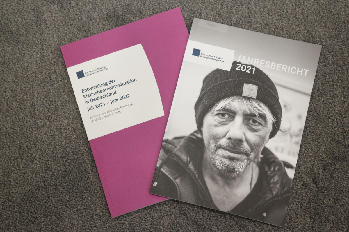 Bundestagspräsidentin Bärbel Bas, SPD, MdB, nimmt den Jahresbericht des Deutschen Instituts für Menschenrechte von Prof. Dr. Beate Rudolf, Direktorin des Deutschen Instituts für Menschenrechte, und dem stellvertretenden Direktor Michael Windfuhr entgegen.; Hier im Bild: Jahresbericht Bas, Bärbel Bundestagspräsidentin Bärbel Bas, SPD, MdB, nimmt den Jahresbericht des Deutschen Instituts für Menschenrechte von Prof. Dr. Beate Rudolf, Direktorin des Deutschen Instituts für Menschenrechte, und dem stellvertretenden Direktor Michael Windfuhr entgegen.; Hier im Bild: Jahresbericht