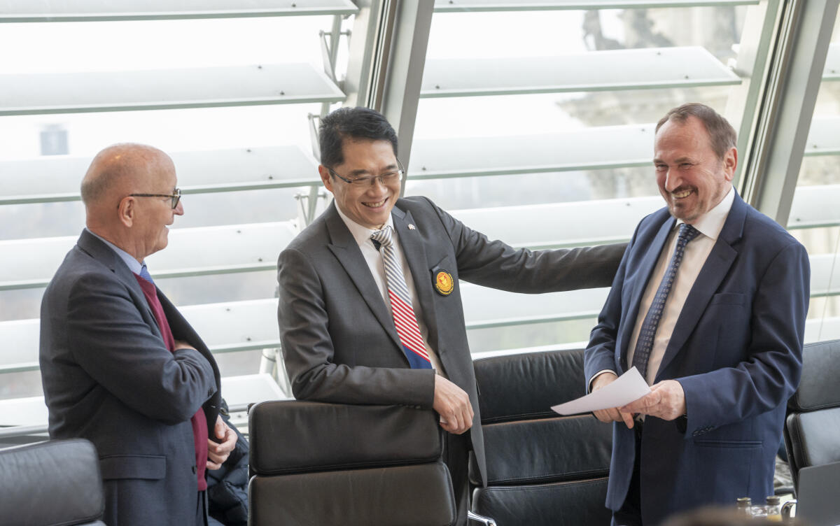 Bernhard Loos, CDU/CSU, MdB, (links), und Manfred Todtenhausen, FDP, MdB, (rechts), im Gespräch mit Mr Ongart KLAMPAIBOON (Departure 01.12.2022) Committee Advisor; Deputy Leader of the Democrat Party; and former Prime Minister's Office Minister nach dem Treffen einer thailändischen Delegation mit Mitgliedern des Petitionsausschusses im Sitzungssaal im Jakob-Kaiser-Haus. Loos, Bernhard; Todtenhausen, Manfred Bernhard Loos, CDU/CSU, MdB, (links), und Manfred Todtenhausen, FDP, MdB, (rechts), im Gespräch mit Mr Ongart KLAMPAIBOON (Departure 01.12.2022) Committee Advisor; Deputy Leader of the Democrat Party; and former Prime Minister's Office Minister nach dem Treffen einer thailändischen Delegation mit Mitgliedern des Petitionsausschusses im Sitzungssaal im Jakob-Kaiser-Haus.