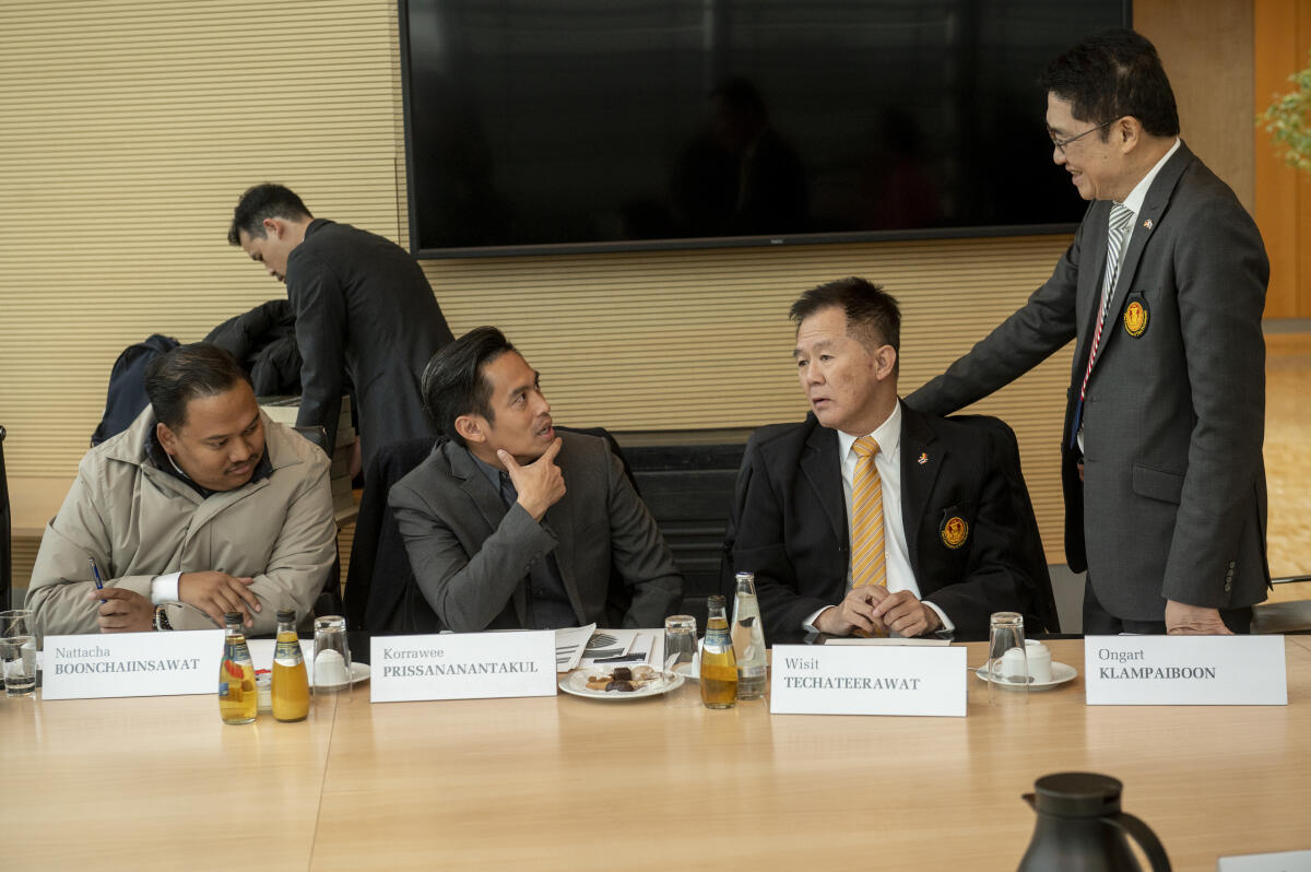 Gespräch einer thailändischen Delegation mit Mitgliedern des Petitionsausschusses im Sitzungssaal im Jakob-Kaiser-Haus. Gespräch einer thailändischen Delegation mit Mitgliedern des Petitionsausschusses im Sitzungssaal im Jakob-Kaiser-Haus.