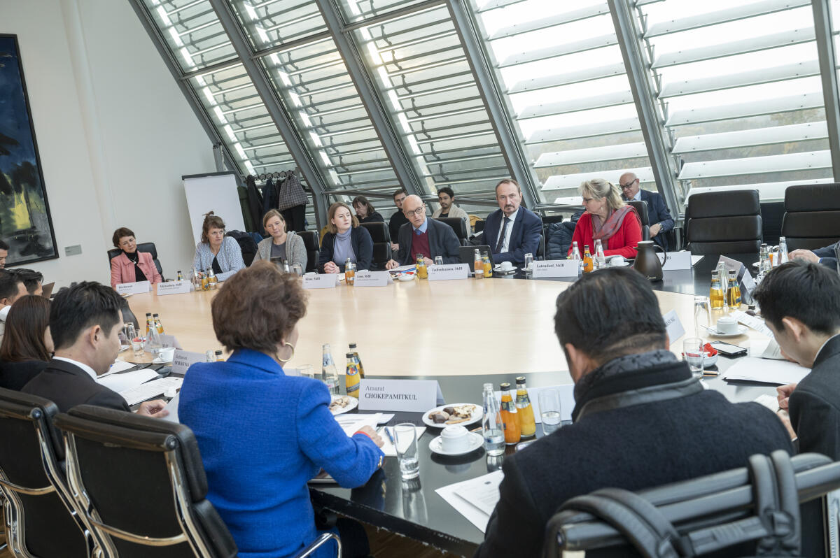 Gespräch einer thailändischen Delegation mit Mitgliedern des Petitionsausschusses im Sitzungssaal im Jakob-Kaiser-Haus; 2.vlnr. am Fenster: Swantje Henrike Michaelsen, Bündnis 90/ Die Grünen, MdB, Corinna Rüffer, Bündnis 90/ Die Grünen, MdB, Annika Klose, SPD, MdB, Bernhard Loos, CDU/CSU, MdB, Manfred Todtenhausen, FDP, MdB, Ina Latendorf, Die Linke, MdB. Michaelsen, Swantje Henrike; Rüffer, Corinna; Klose, Annika; Loos, Bernhard; Todtenhausen, Manfred; Latendorf, Ina Gespräch einer thailändischen Delegation mit Mitgliedern des Petitionsausschusses im Sitzungssaal im Jakob-Kaiser-Haus; 2.vlnr. am Fenster: Swantje Henrike Michaelsen, Bündnis 90/ Die Grünen, MdB, Corinna Rüffer, Bündnis 90/ Die Grünen, MdB, Annika Klose, SPD, MdB, Bernhard Loos, CDU/CSU, MdB, Manfred Todtenhausen, FDP, MdB, Ina Latendorf, Die Linke, MdB.