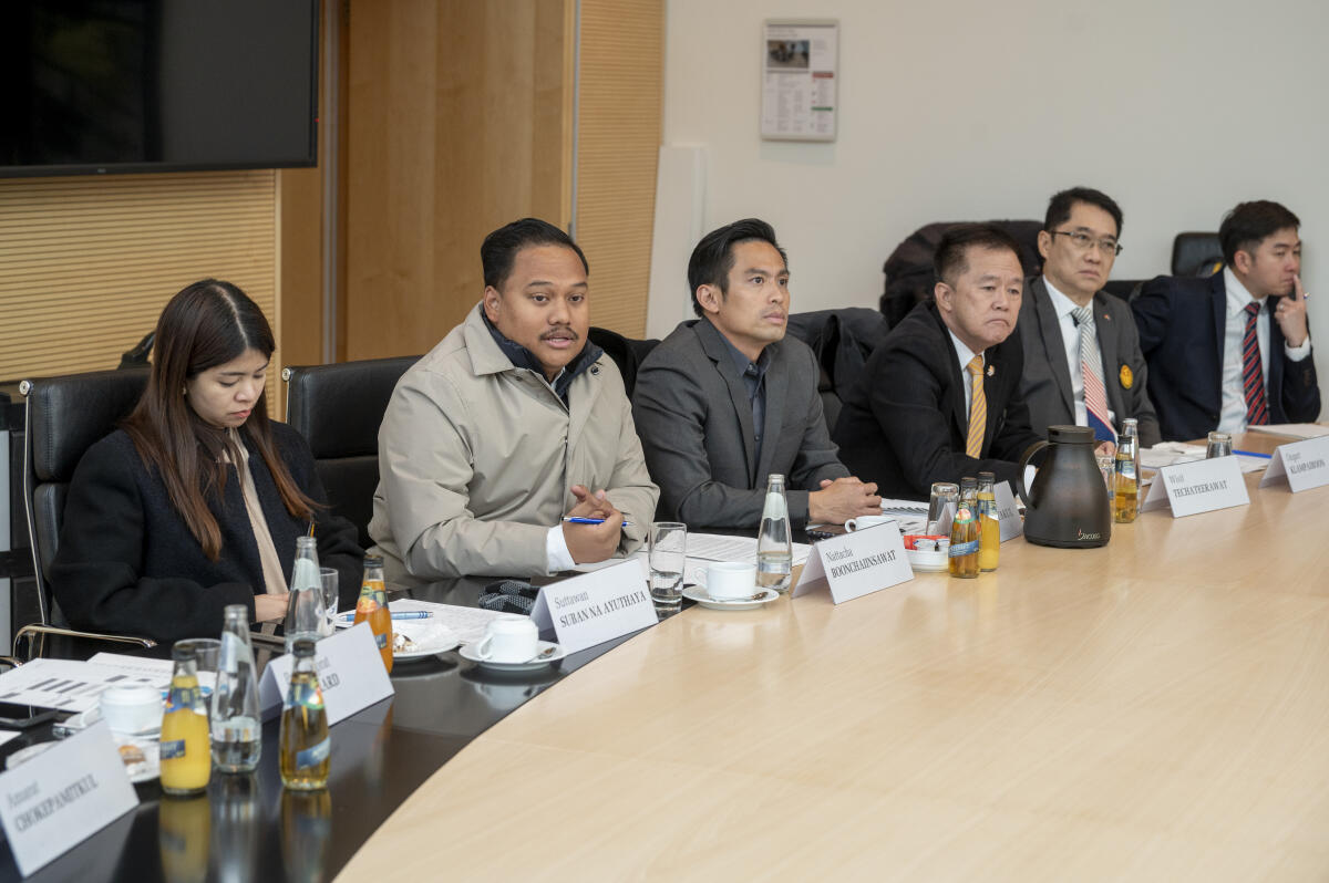 Gespräch einer thailändischen Delegation mit Mitgliedern des Petitionsausschusses im Sitzungssaal im Jakob-Kaiser-Haus. Gespräch einer thailändischen Delegation mit Mitgliedern des Petitionsausschusses im Sitzungssaal im Jakob-Kaiser-Haus.