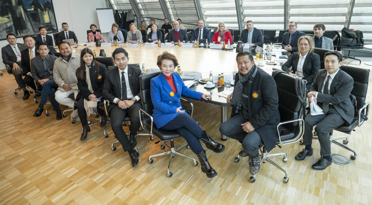 Gespräch einer thailändischen Delegation mit Mitgliedern des Petitionsausschusses im Sitzungssaal im Jakob-Kaiser-Haus; vlnr. am Fenster: Swantje Henrike Michaelsen, Bündnis 90/ Die Grünen, MdB, Corinna Rüffer, Bündnis 90/ Die Grünen, MdB, Annika Klose, SPD, MdB, Bernhard Loos, CDU/CSU, MdB, Manfred Todtenhausen, FDP, MdB, Ina Latendorf, Die Linke, MdB, Dirk Brandes, AfD, MdB. Michaelsen, Swantje Henrike; Rüffer, Corinna; Klose, Annika; Loos, Bernhard; Todtenhausen, Manfred; Latendorf, Ina; Brandes, Dirk Gespräch einer thailändischen Delegation mit Mitgliedern des Petitionsausschusses im Sitzungssaal im Jakob-Kaiser-Haus; vlnr. am Fenster: Swantje Henrike Michaelsen, Bündnis 90/ Die Grünen, MdB, Corinna Rüffer, Bündnis 90/ Die Grünen, MdB, Annika Klose, SPD, MdB, Bernhard Loos, CDU/CSU, MdB, Manfred Todtenhausen, FDP, MdB, Ina Latendorf, Die Linke, MdB, Dirk Brandes, AfD, MdB.