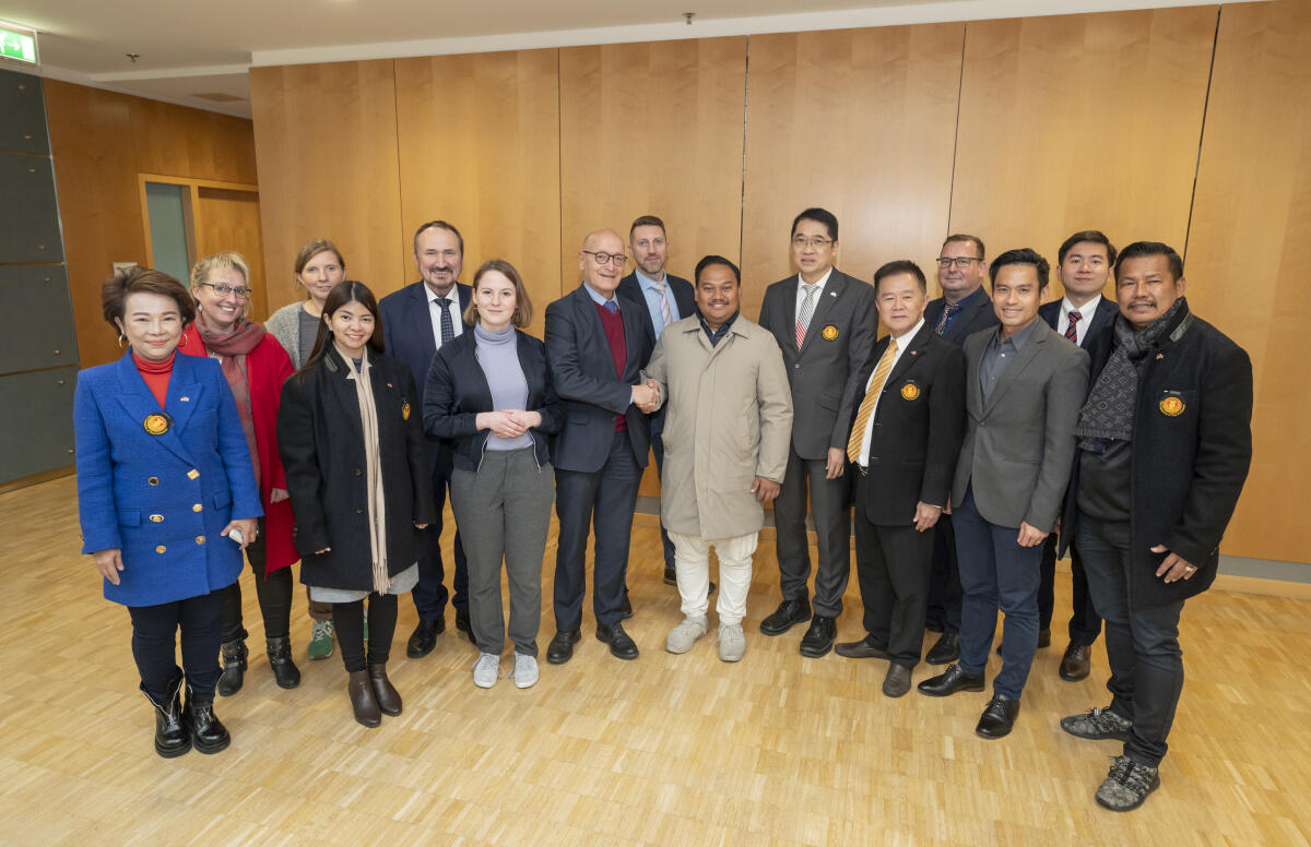 Gruppenfoto nach dem Gespräch einer thailändischen Delegation mit Mitgliedern des Petitionsausschusses im Sitzungssaal im Jakob-Kaiser-Haus; MdBs vlnr.: Ina Latendorf, Die Linke, MdB, (2.v.l.), Corinna Rüffer, Bündnis 90/ Die Grünen, MdB, (3.v.l. hinten), Manfred Todtenhausen, FDP, MdB, (4. v.l. hinten), Annika Klose, SPD, MdB, (3.v.l. vorne), Bernhard Loos, CDU/CSU, MdB, (links, händeschüttelnd), und Dirk Brandes, AfD, MdB, (hinten Mitte). Latendorf, Ina; Todtenhausen, Manfred; Loos, Bernhard; Brandes, Dirk; Rüffer, Corinna; Klose, Annika Gruppenfoto nach dem Gespräch einer thailändischen Delegation mit Mitgliedern des Petitionsausschusses im Sitzungssaal im Jakob-Kaiser-Haus; MdBs vlnr.: Ina Latendorf, Die Linke, MdB, (2.v.l.), Corinna Rüffer, Bündnis 90/ Die Grünen, MdB, (3.v.l. hinten), Manfred Todtenhausen, FDP, MdB, (4. v.l. hinten), Annika Klose, SPD, MdB, (3.v.l. vorne), Bernhard Loos, CDU/CSU, MdB, (links, händeschüttelnd), und Dirk Brandes, AfD, MdB, (hinten Mitte).