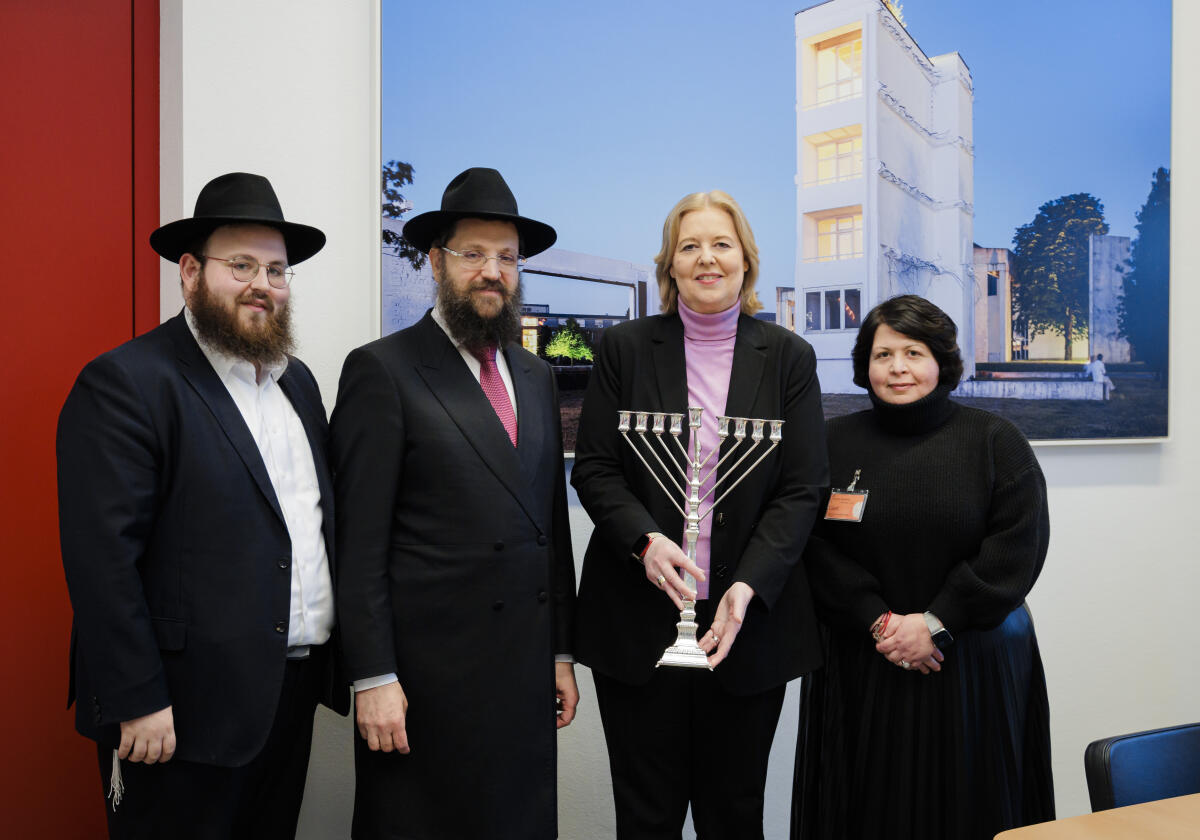 Bundestagspräsidentin Bärbel Bas (2vr), SPD, MdB, nimmt einen Chanukkaleuchter von Rabbiner Yehuda Teichtal (2vl) entgegen. Bas, Bärbel Bundestagspräsidentin Bärbel Bas (2vr), SPD, MdB, nimmt einen Chanukkaleuchter von Rabbiner Yehuda Teichtal (2vl) entgegen.