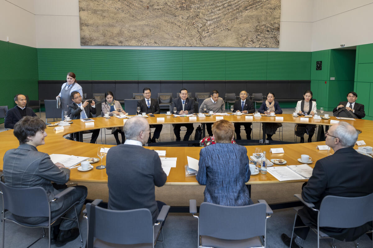 Bundestagsvizepräsidentin Petra Pau, Die Linke., MdB, empfängt eine Delegation aus Laos. Pau, Petra Bundestagsvizepräsidentin Petra Pau, Die Linke., MdB, empfängt eine Delegation aus Laos.