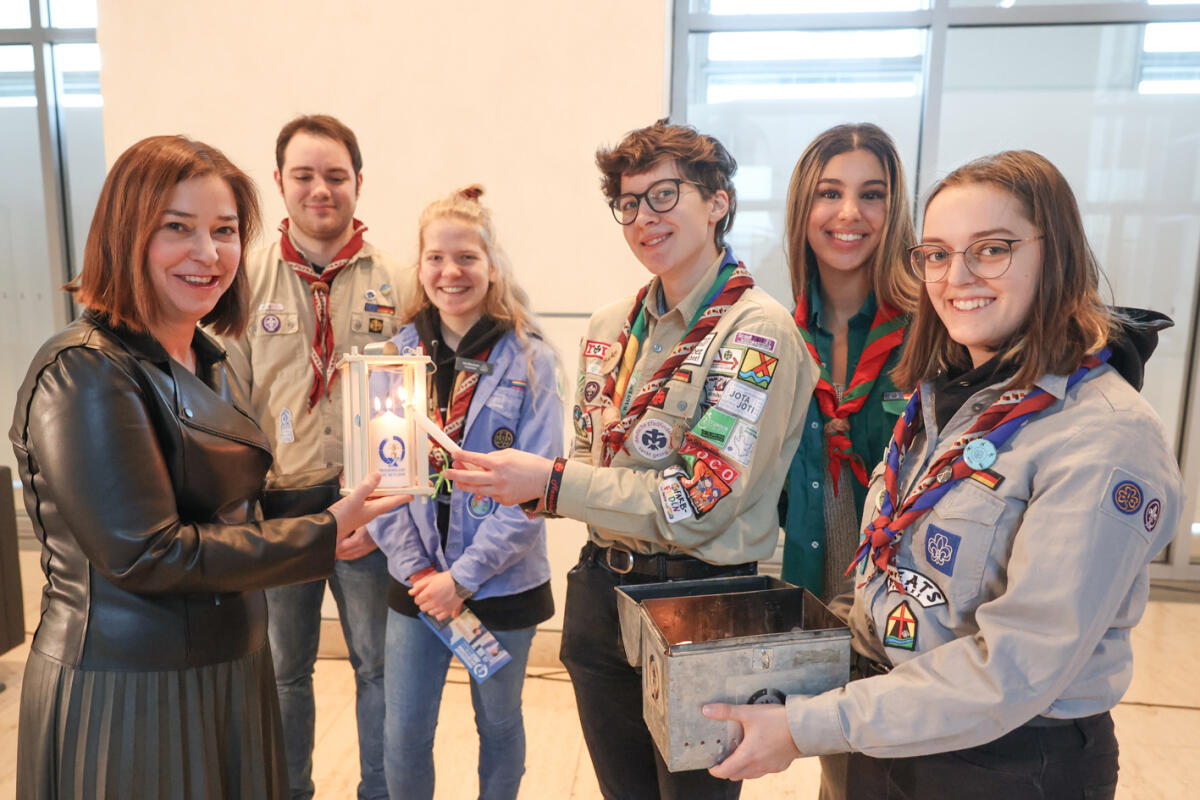 Die Vizepräsidentin des Deutschen Bundestages, Yvonne Magwas (l), CDU/CSU, MdB, nimmt das Friedenslicht aus Betlehem des „Ringes deutscher Pfadfinder*innenverbände e. V.“ entgegen. Magwas, Yvonne Die Vizepräsidentin des Deutschen Bundestages, Yvonne Magwas (l), CDU/CSU, MdB, nimmt das Friedenslicht aus Betlehem des „Ringes deutscher Pfadfinder*innenverbände e. V.“ entgegen.