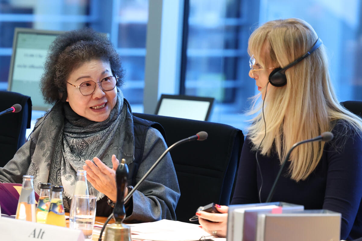 Alt, Renata Chen Chu (l), Präsidentin des Kontroll-Yuan und Vorsitzende der Nationalen Menschenrechtskommission Taiwan, zu Gast im Ausschuss für Menschenrechte und humanitäre Hilfe unter der Leitung der Vorsitzenden Renata Alt (r), FDP, MdB.