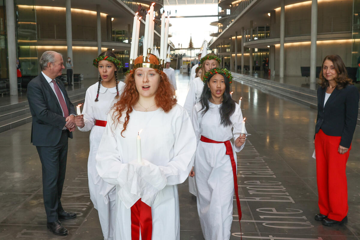 Vizepräsidentin Aydan Özoğuz (r), SPD, MdB, empfängt den Luciachor des Stockholmer Musikgymnasiums in Anwesenheit des Botschafters des Königreichs Schweden, S.E. Per Thöresson (l).Das Herzstück der Lucia-Tradition in Schweden bildet eine Prozession mit Sängern in weißen Roben, angeführt von einer Lucia. Alle tragen Kerzen und bringen Licht, wohin sie auch kommen. Özoguz, Aydan Vizepräsidentin Aydan Özoğuz (r), SPD, MdB, empfängt den Luciachor des Stockholmer Musikgymnasiums in Anwesenheit des Botschafters des Königreichs Schweden, S.E. Per Thöresson (l).Das Herzstück der Lucia-Tradition in Schweden bildet eine Prozession mit Sängern in weißen Roben, angeführt von einer Lucia. Alle tragen Kerzen und bringen Licht, wohin sie auch kommen.