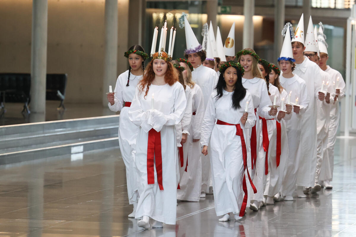 Vizepräsidentin Aydan Özoğuz, SPD, MdB, empfängt den Luciachor des Stockholmer Musikgymnasiums in Anwesenheit des Botschafters des Königreichs Schweden, S.E. Per Thöresson.Das Herzstück der Lucia-Tradition in Schweden bildet eine Prozession mit Sängern in weißen Roben, angeführt von einer Lucia. Alle tragen Kerzen und bringen Licht, wohin sie auch kommen. Özoguz, Aydan Vizepräsidentin Aydan Özoğuz, SPD, MdB, empfängt den Luciachor des Stockholmer Musikgymnasiums in Anwesenheit des Botschafters des Königreichs Schweden, S.E. Per Thöresson.Das Herzstück der Lucia-Tradition in Schweden bildet eine Prozession mit Sängern in weißen Roben, angeführt von einer Lucia. Alle tragen Kerzen und bringen Licht, wohin sie auch kommen.