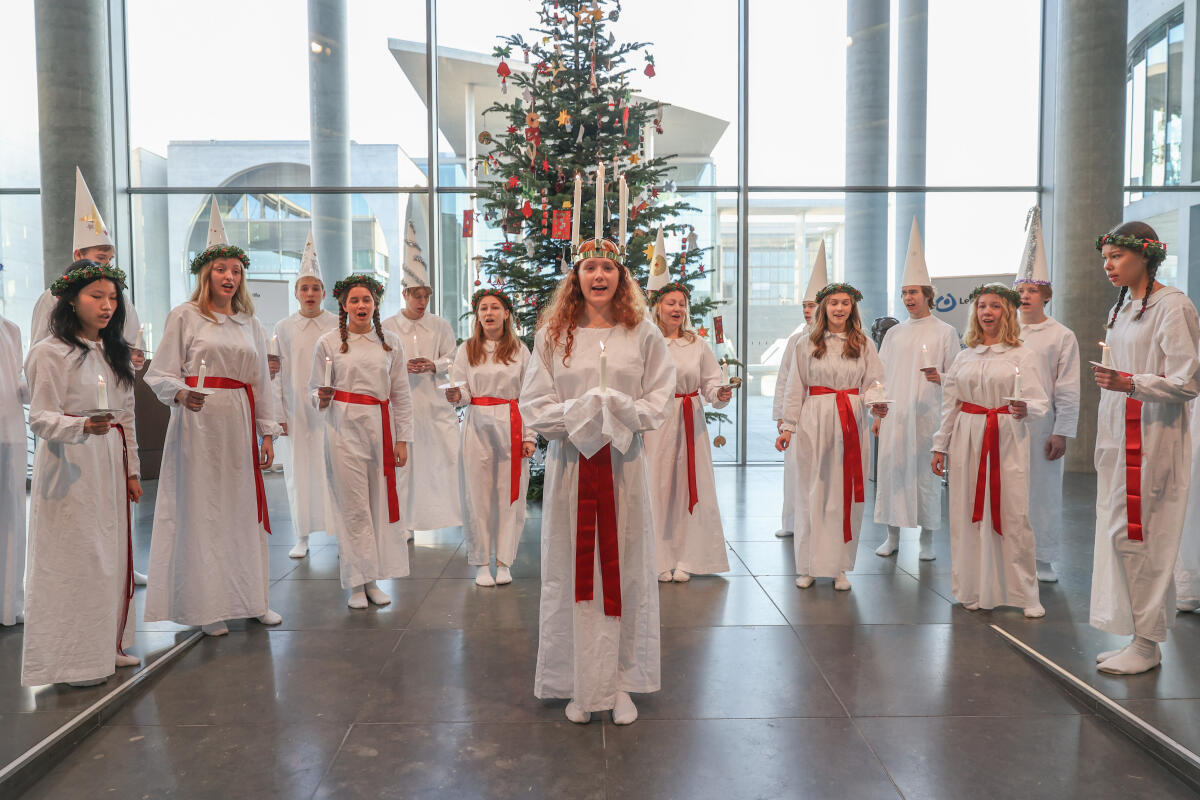 Vizepräsidentin Aydan Özoğuz, SPD, MdB, empfängt den Luciachor des Stockholmer Musikgymnasiums in Anwesenheit des Botschafters des Königreichs Schweden, S.E. Per Thöresson.Das Herzstück der Lucia-Tradition in Schweden bildet eine Prozession mit Sängern in weißen Roben, angeführt von einer Lucia. Alle tragen Kerzen und bringen Licht, wohin sie auch kommen. Özoguz, Aydan Vizepräsidentin Aydan Özoğuz, SPD, MdB, empfängt den Luciachor des Stockholmer Musikgymnasiums in Anwesenheit des Botschafters des Königreichs Schweden, S.E. Per Thöresson.Das Herzstück der Lucia-Tradition in Schweden bildet eine Prozession mit Sängern in weißen Roben, angeführt von einer Lucia. Alle tragen Kerzen und bringen Licht, wohin sie auch kommen.
