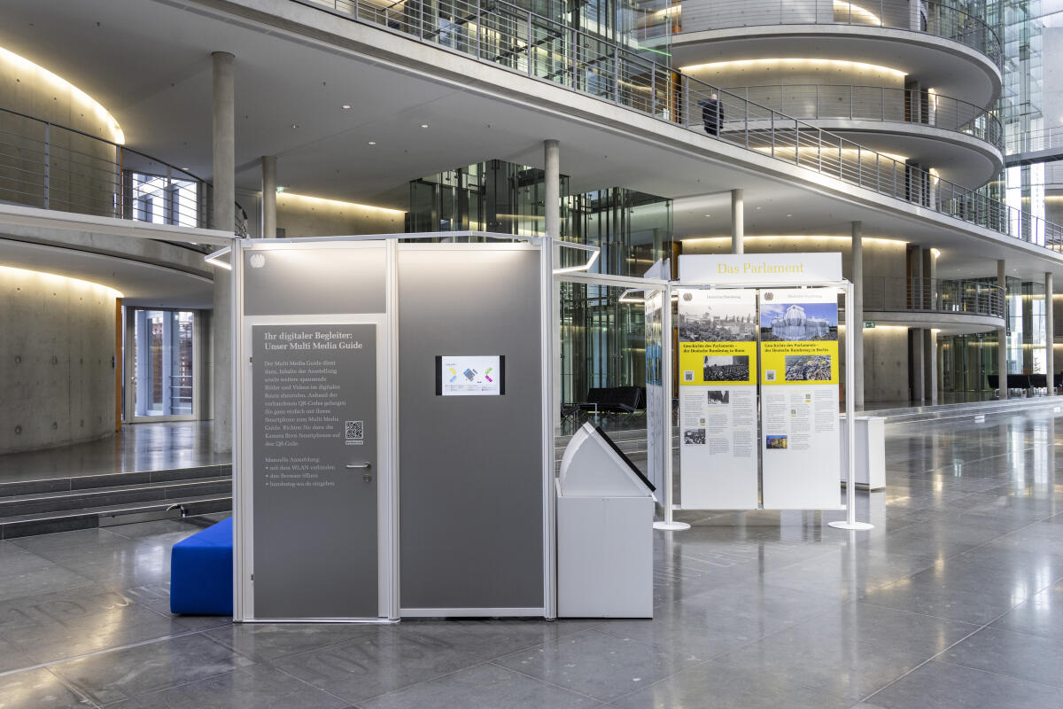  Wanderausstellung des Deutschen Bundestages in der Halle des Paul-Löbe-Hauses. 