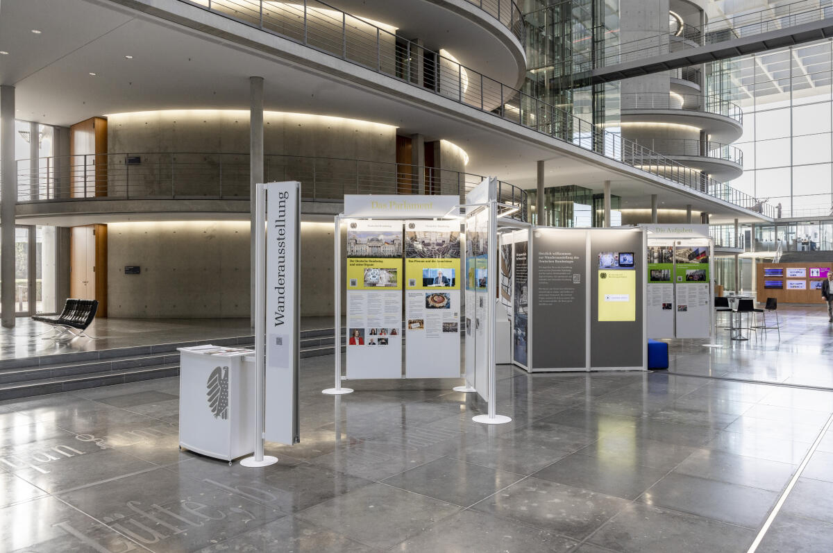 Wanderausstellung des Deutschen Bundestages in der Halle des Paul-Löbe-Hauses. Wanderausstellung des Deutschen Bundestages in der Halle des Paul-Löbe-Hauses.