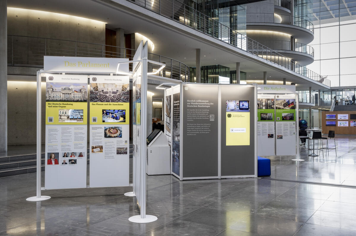 Wanderausstellung des Deutschen Bundestages in der Halle des Paul-Löbe-Hauses. Wanderausstellung des Deutschen Bundestages in der Halle des Paul-Löbe-Hauses.