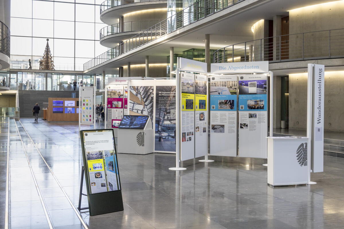  Wanderausstellung des Deutschen Bundestages in der Halle des Paul-Löbe-Hauses. 