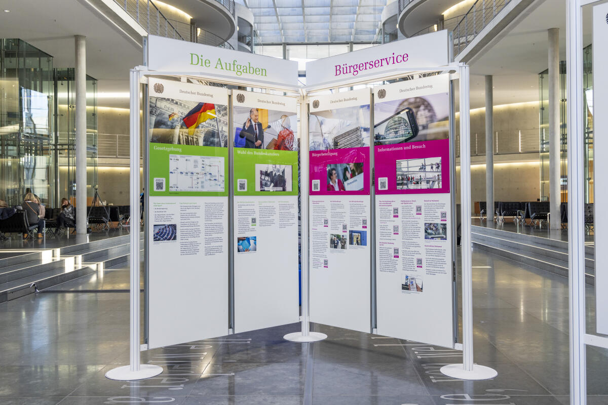 Wanderausstellung des Deutschen Bundestages in der Halle des Paul-Löbe-Hauses. Hier die Ausstellungstafeln, die über die Aufgaben des Bundestages und den Bürgerservice informieren. Wanderausstellung des Deutschen Bundestages in der Halle des Paul-Löbe-Hauses. Hier die Ausstellungstafeln, die über die Aufgaben des Bundestages und den Bürgerservice informieren.