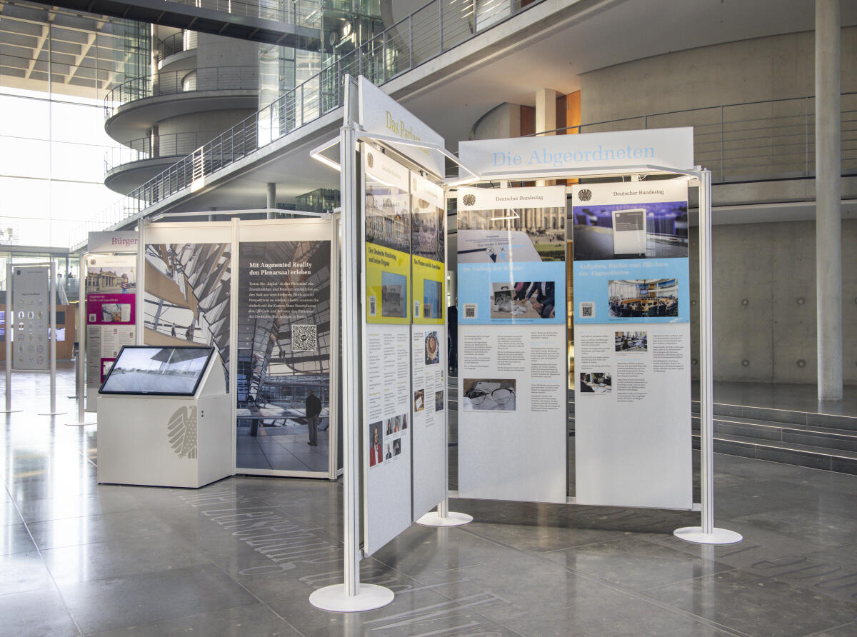  Wanderausstellung des Deutschen Bundestages in der Halle des Paul-Löbe-Hauses. 