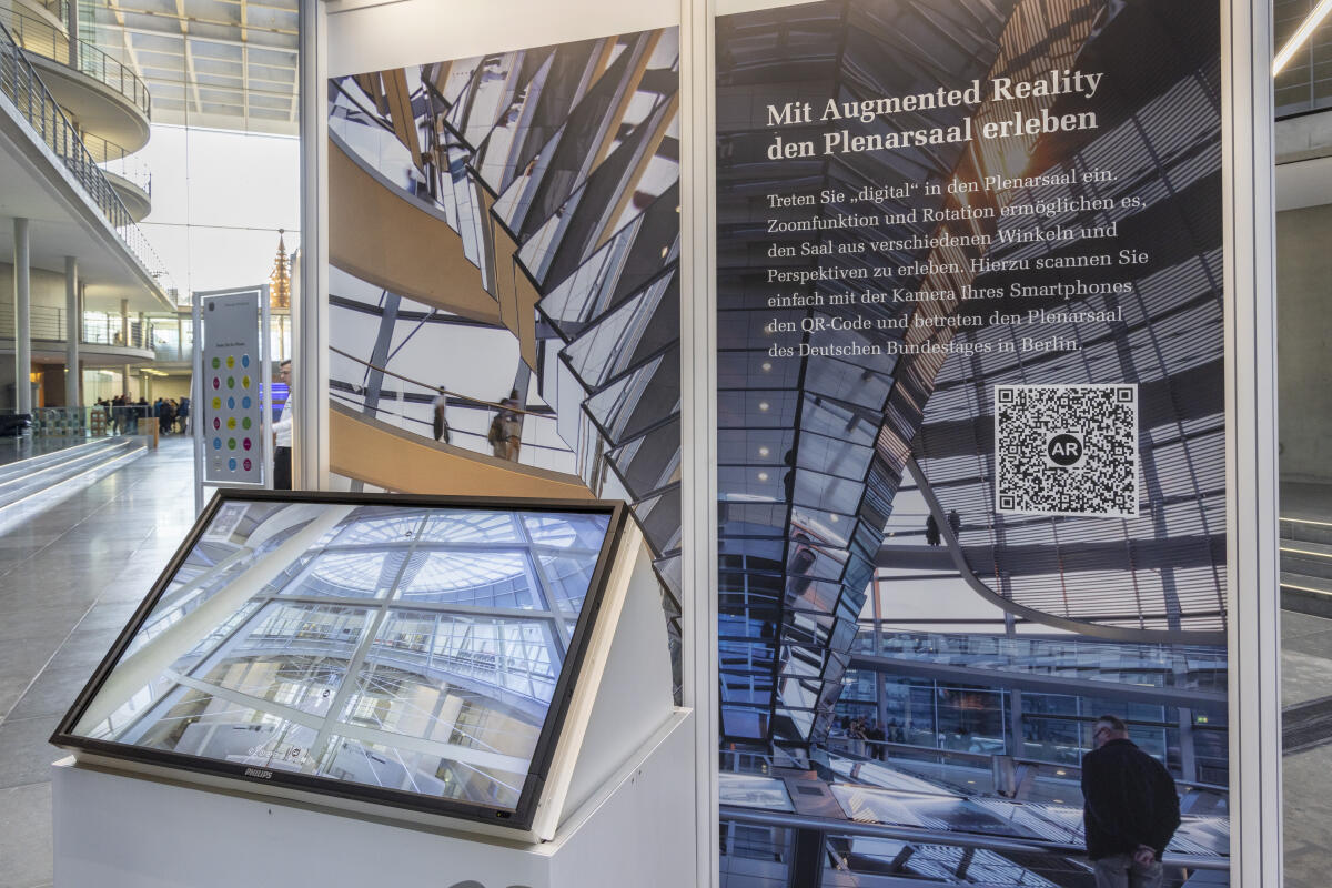  Wanderausstellung des Deutschen Bundestages in der Halle des Paul-Löbe-Hauses. Hier ein Multitouchtisch mit interaktiven Angeboten und Informationen, sowie eine Augmented-Reality-Anwendung mit QR-Code, über die ein virtueller Rundgang durch den Plenarsaal gestartet wird. 
