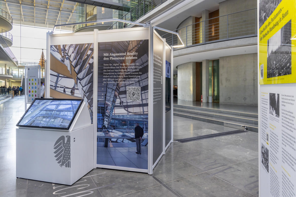  Wanderausstellung des Deutschen Bundestages in der Halle des Paul-Löbe-Hauses. Hier ein Multitouchtisch mit interaktiven Angeboten und Informationen, sowie eine Augmented-Reality-Anwendung mit QR-Code, über die ein virtueller Rundgang durch den Plenarsaal gestartet wird. 