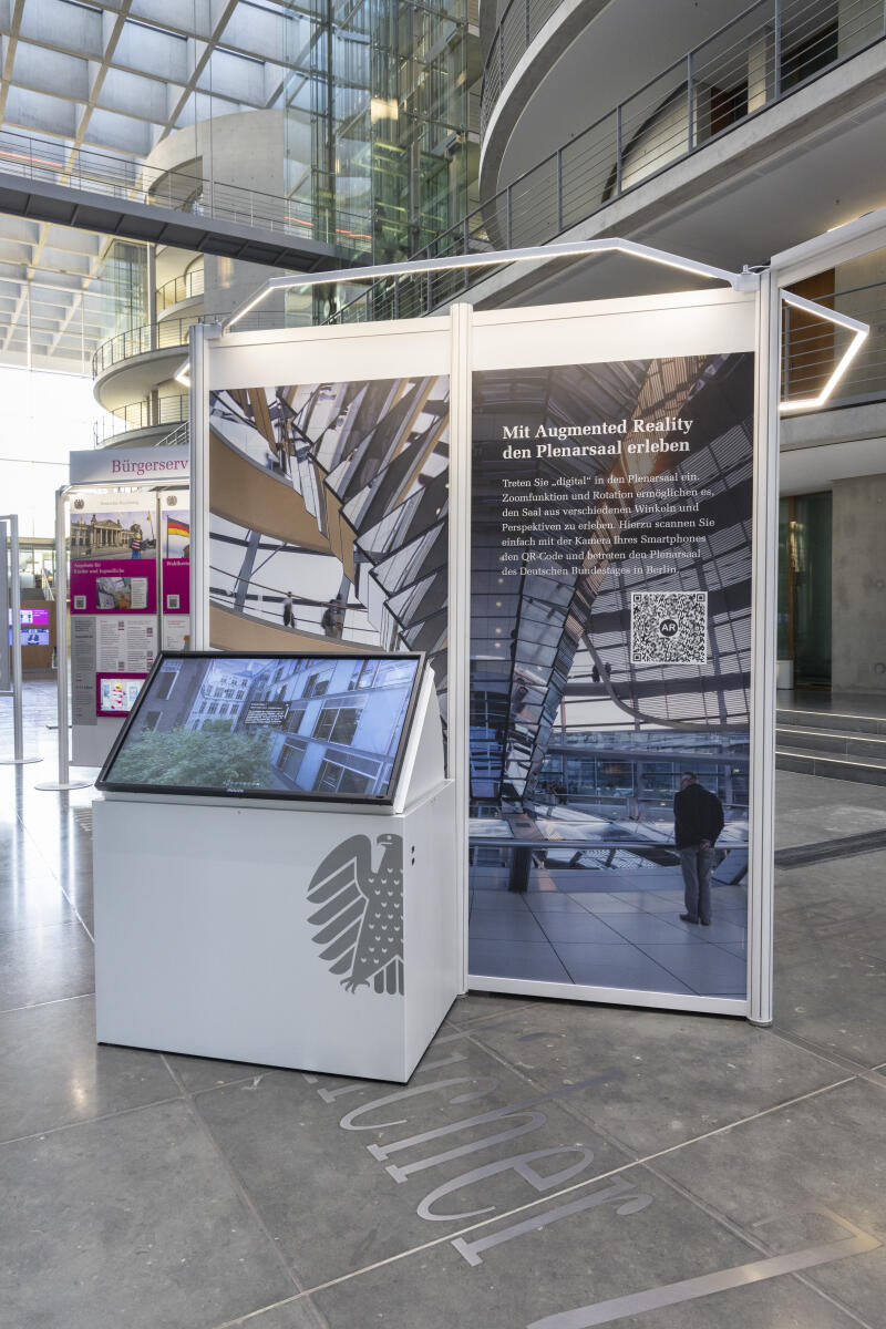 Wanderausstellung des Deutschen Bundestages in der Halle des Paul-Löbe-Hauses. Hier ein Multitouchtisch mit interaktiven Angeboten und Informationen, sowie eine Augmented-Reality-Anwendung mit QR-Code, über die ein virtueller Rundgang durch den Plenarsaal gestartet wird. Wanderausstellung des Deutschen Bundestages in der Halle des Paul-Löbe-Hauses. Hier ein Multitouchtisch mit interaktiven Angeboten und Informationen, sowie eine Augmented-Reality-Anwendung mit QR-Code, über die ein virtueller Rundgang durch den Plenarsaal gestartet wird.